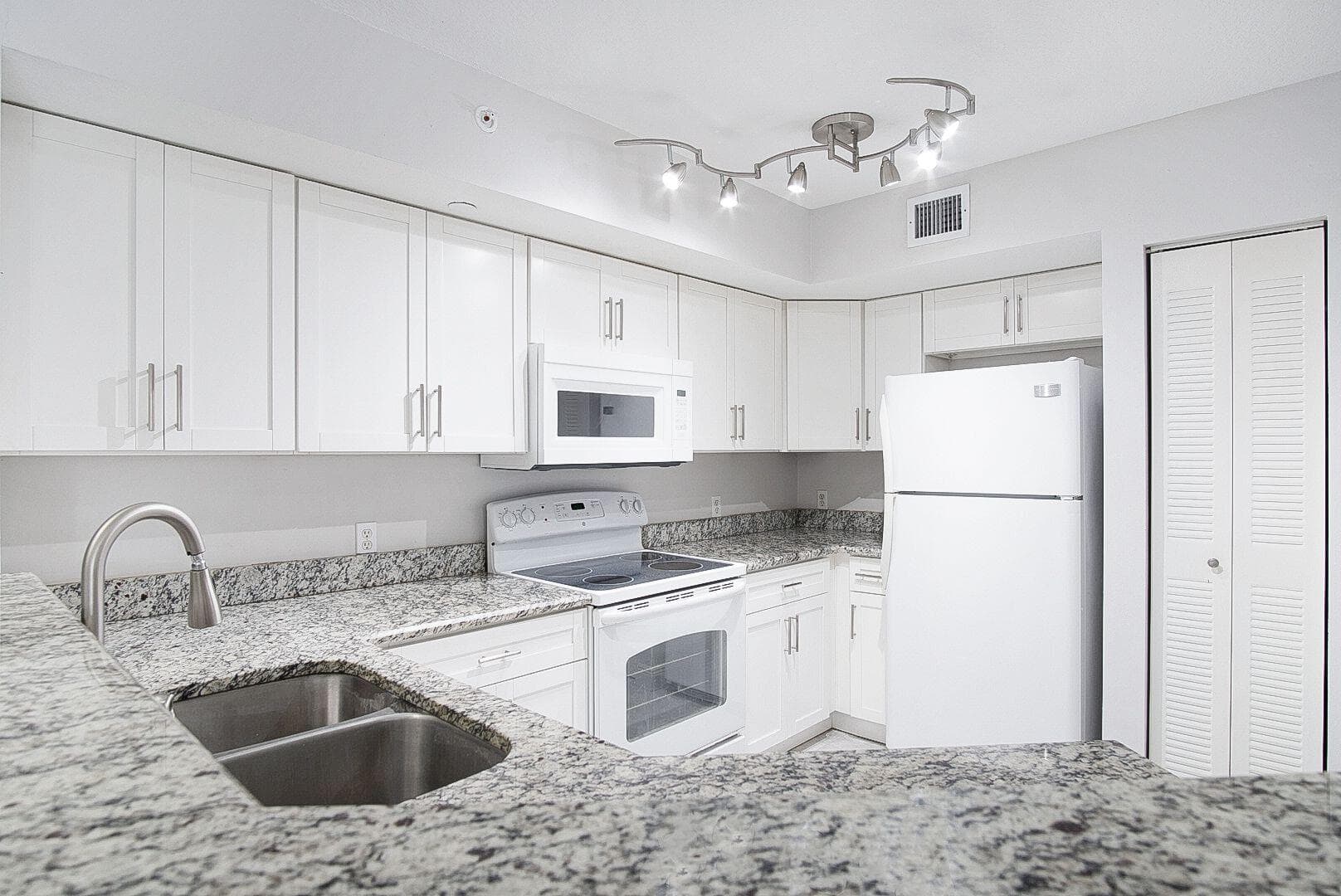 4041 San Marino Boulevard 307, West Palm Beach, FL 33409 — photo 8 of 27