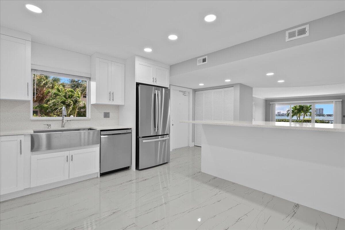 3040 Lake Shore Drive 101, Riviera Beach, FL 33404 — photo 5 of 55