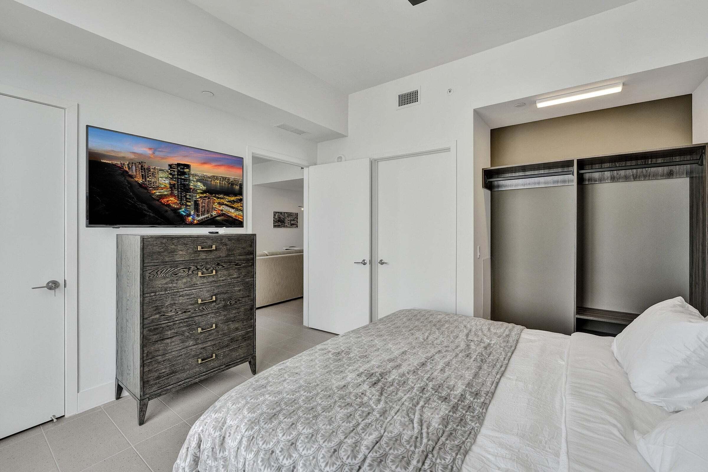 159 NE 6th Street 4813, Miami, FL 33132 — photo 13 of 35