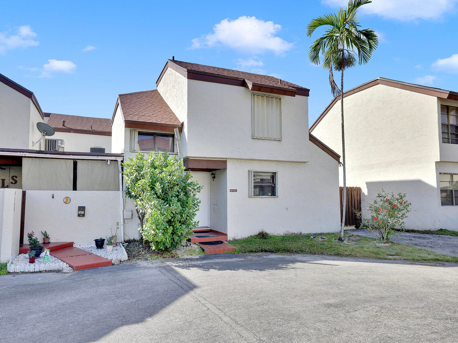 9702 NW 5th Lane 9702, Miami, FL 33172 — photo 1 of 20