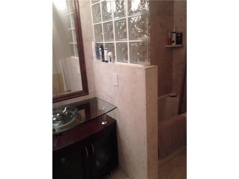 Condominium in Lauderhill — photo 2 of 5