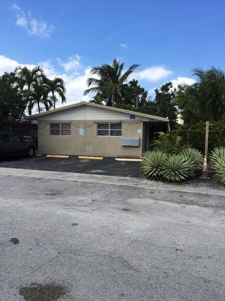 417 SE 12th Court 6, Fort Lauderdale, FL 33316 — photo 1 of 4