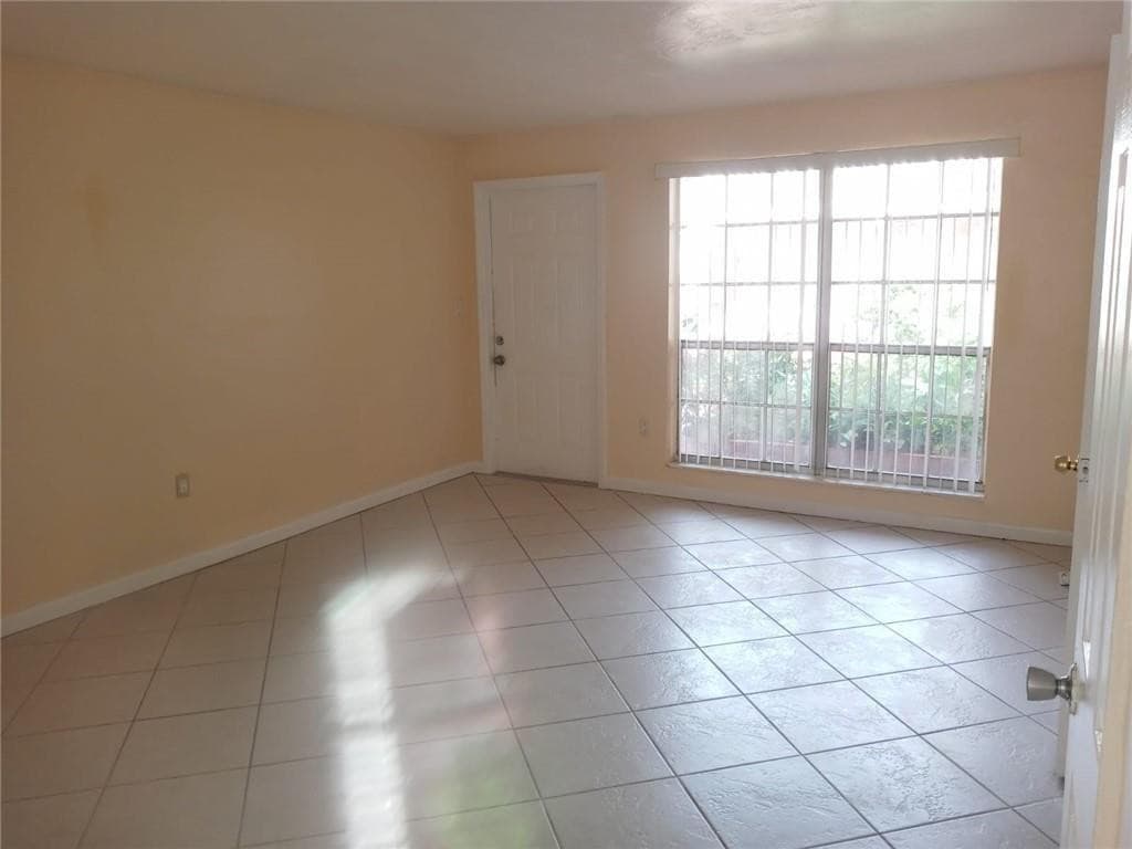 Apartment in Sunrise — photo 9 of 15