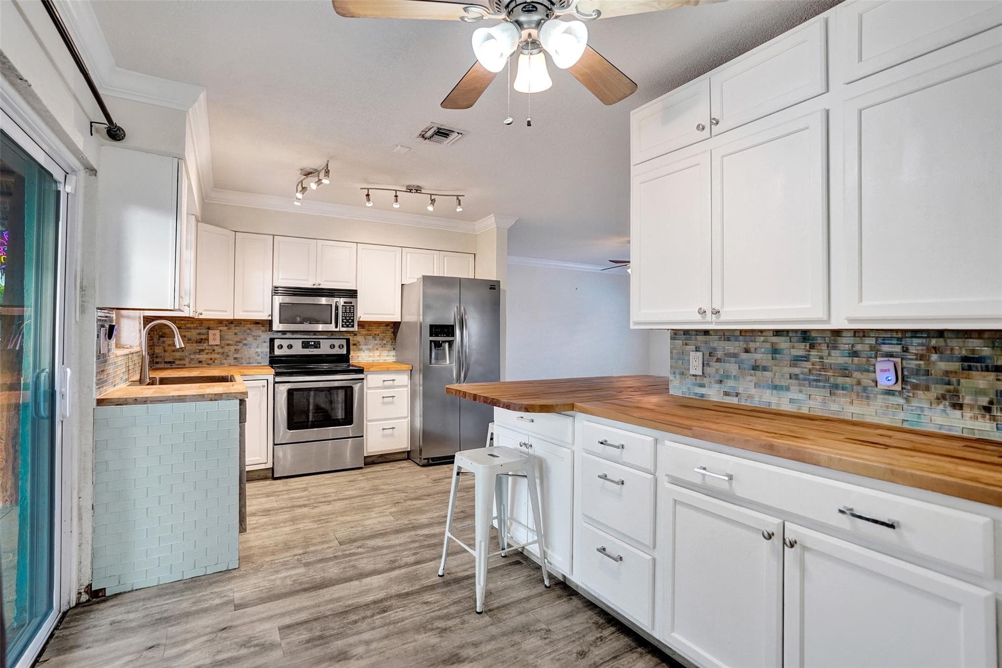 4221 NE 13th Avenue, Oakland Park, FL 33334 — photo 11 of 28