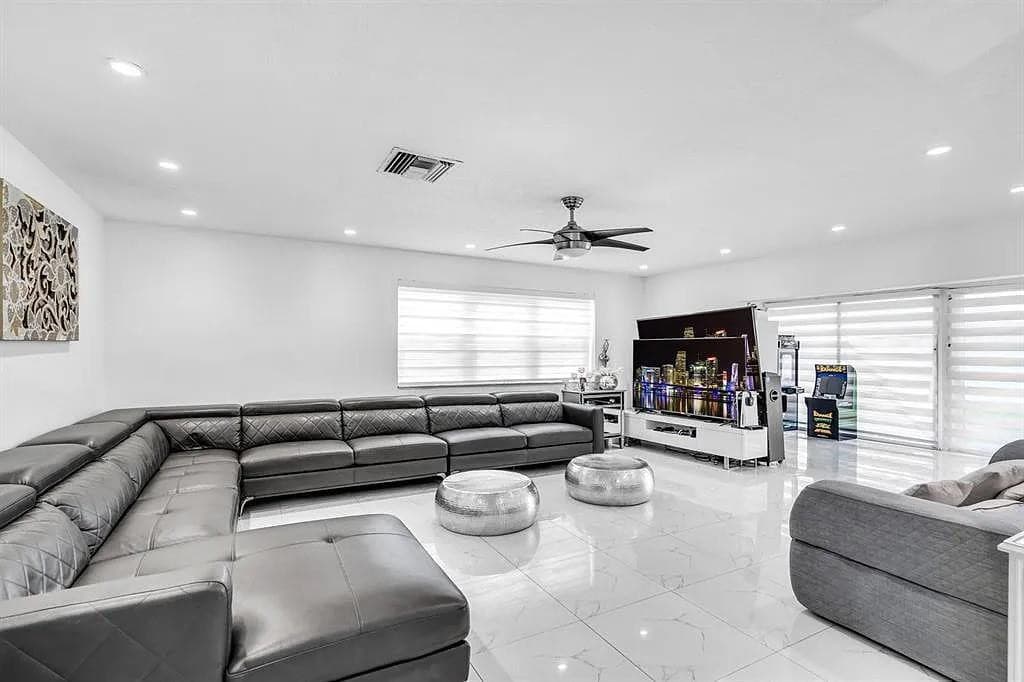 4100 N 36th Avenue, Hollywood, FL 33021 — photo 5 of 13