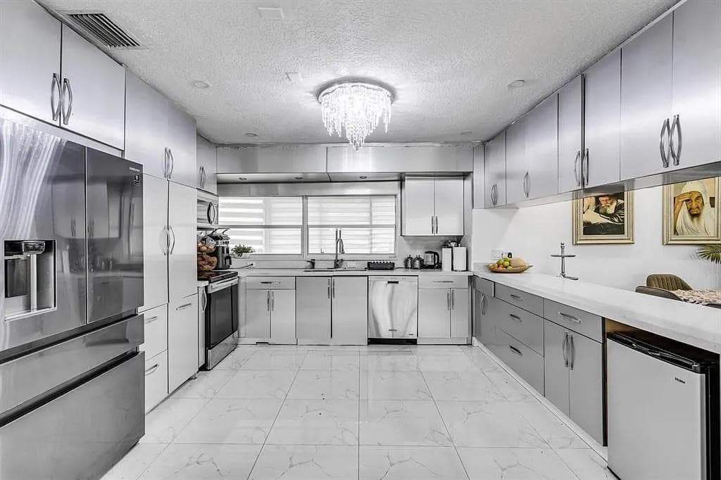 4100 N 36th Avenue, Hollywood, FL 33021 — photo 8 of 13