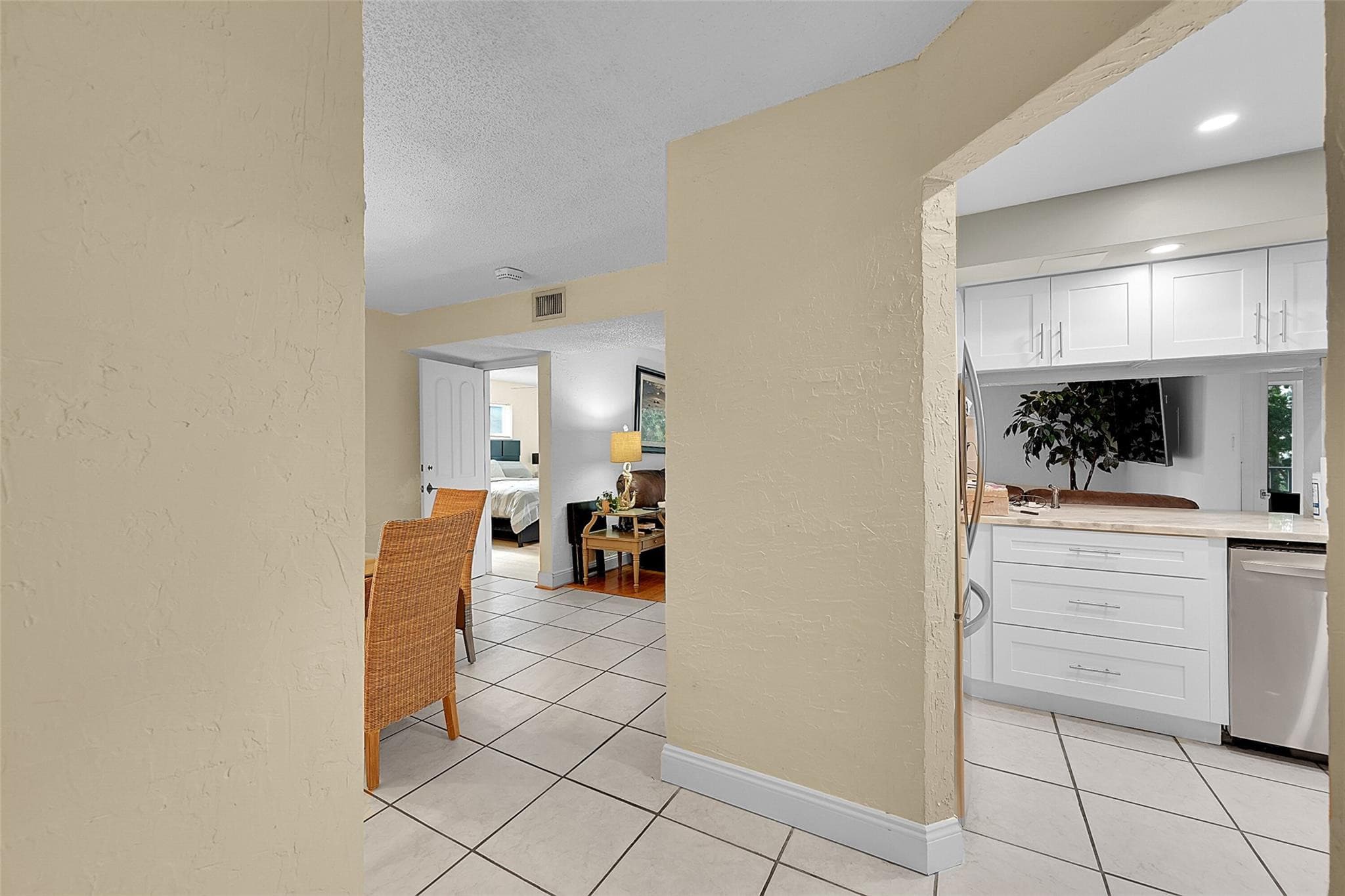 3909 N Ocean Boulevard 108, Fort Lauderdale, FL 33308 — photo 6 of 37