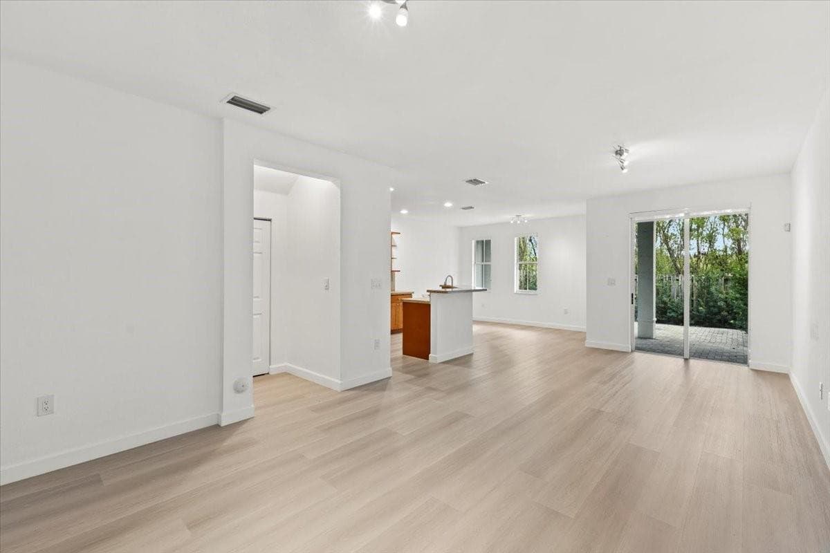 10821 NW 76th Lane 10821, Doral, FL 33178 — photo 2 of 58