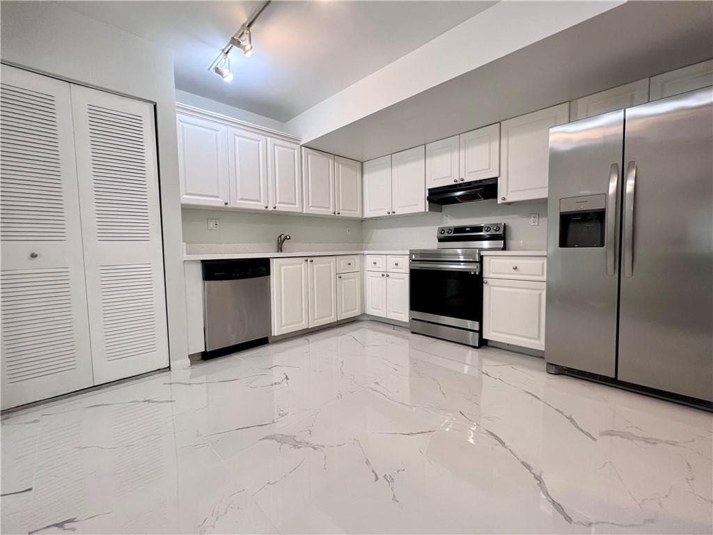 701 N Pine Island Road 303, Plantation, FL 33324 — photo 1 of 20