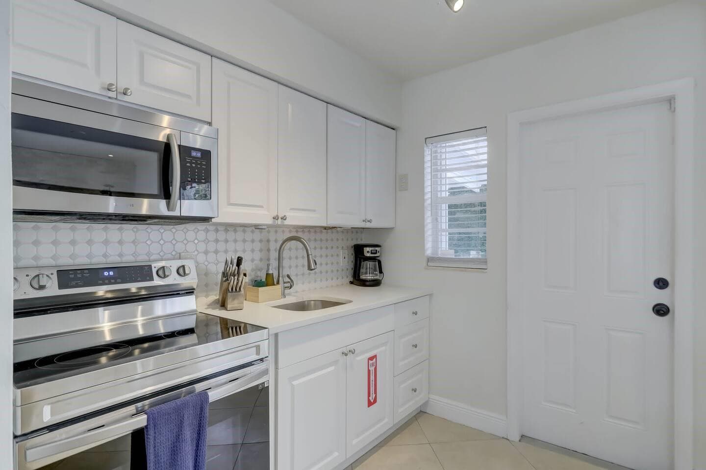 2740 NE 30th Place, Fort Lauderdale, FL 33306 — photo 6 of 22