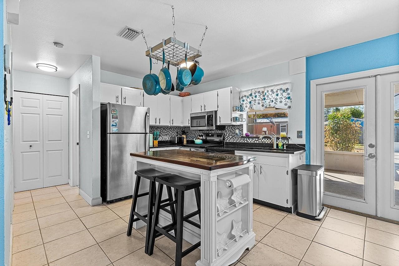1085 24th Place, Vero Beach, FL 32962 — photo 9 of 31
