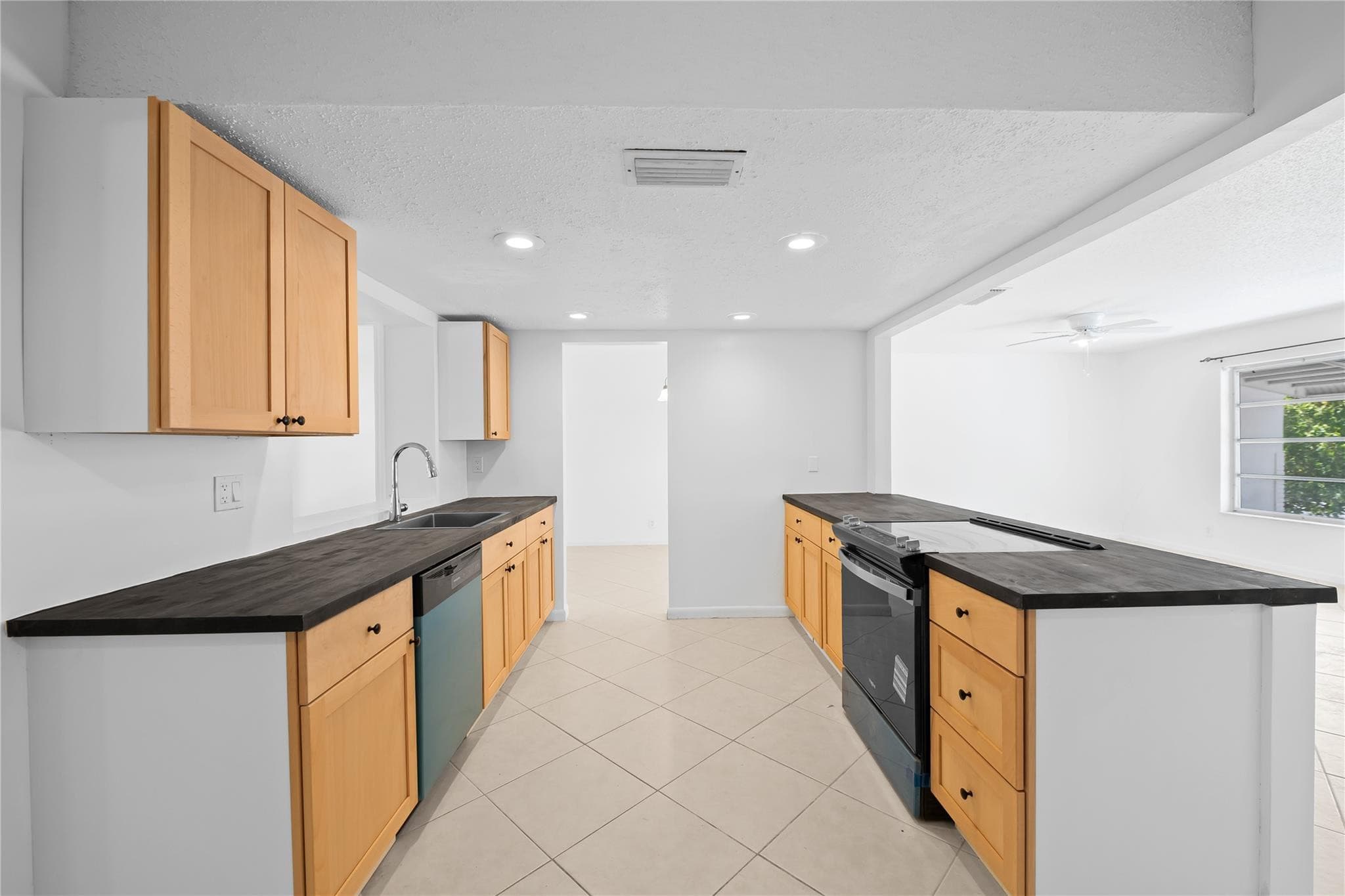 7005 NW 11th Street, Margate, FL 33063 — photo 9 of 32
