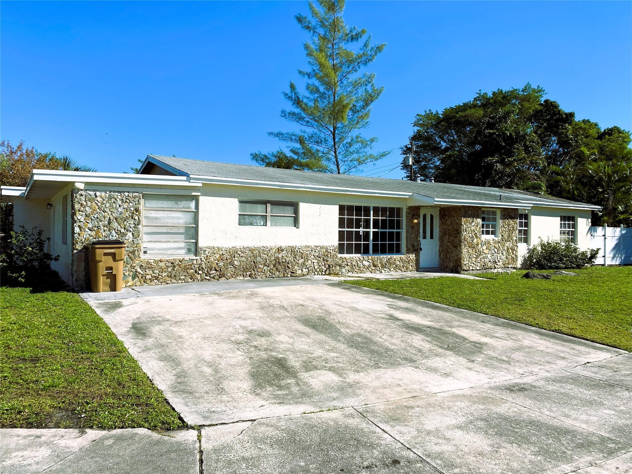 320 NW 4th Avenue 1, Deerfield Beach, FL 33441 — photo 2 of 33