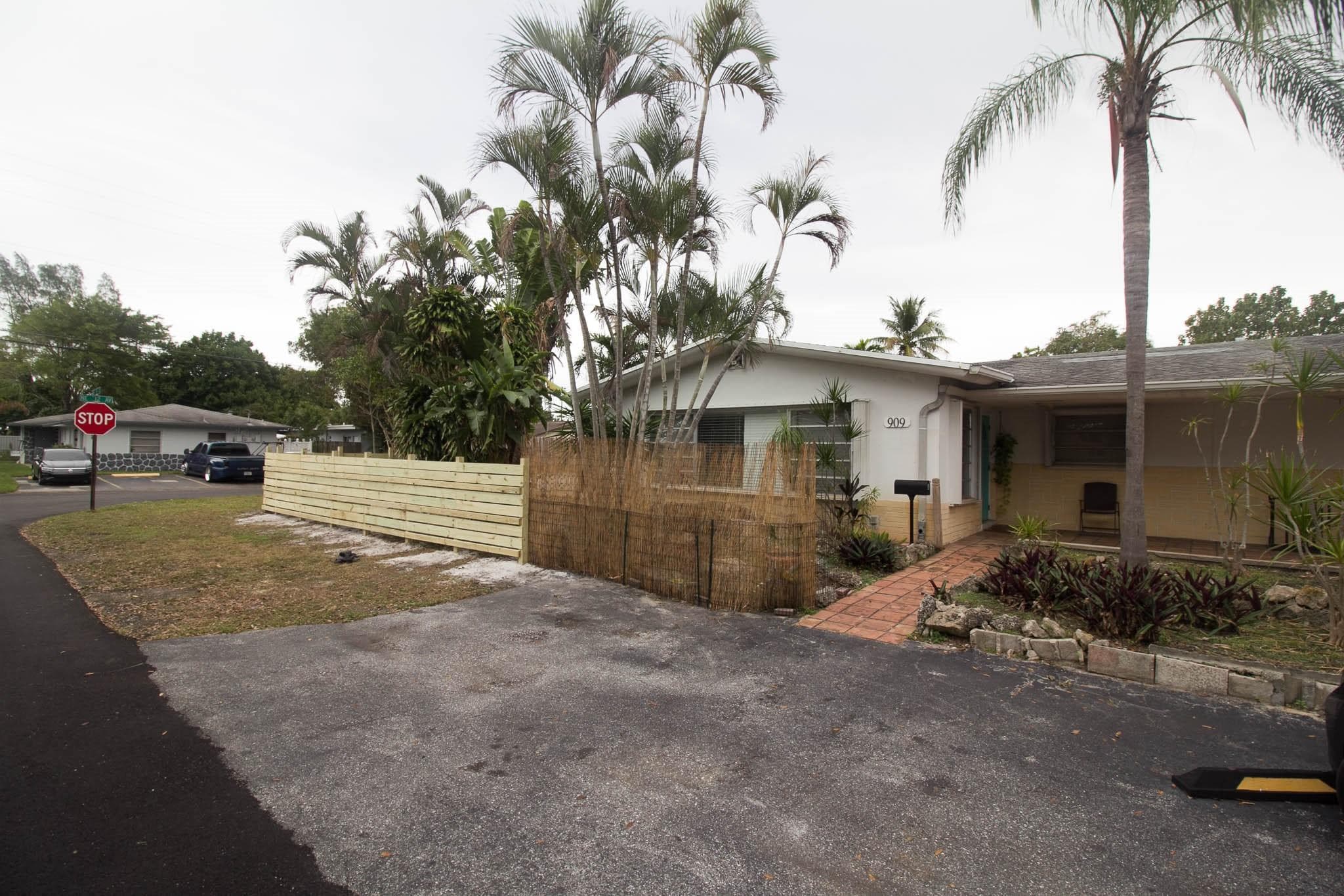909 NE 12th Avenue, Pompano Beach, FL 33060 — photo 8 of 27