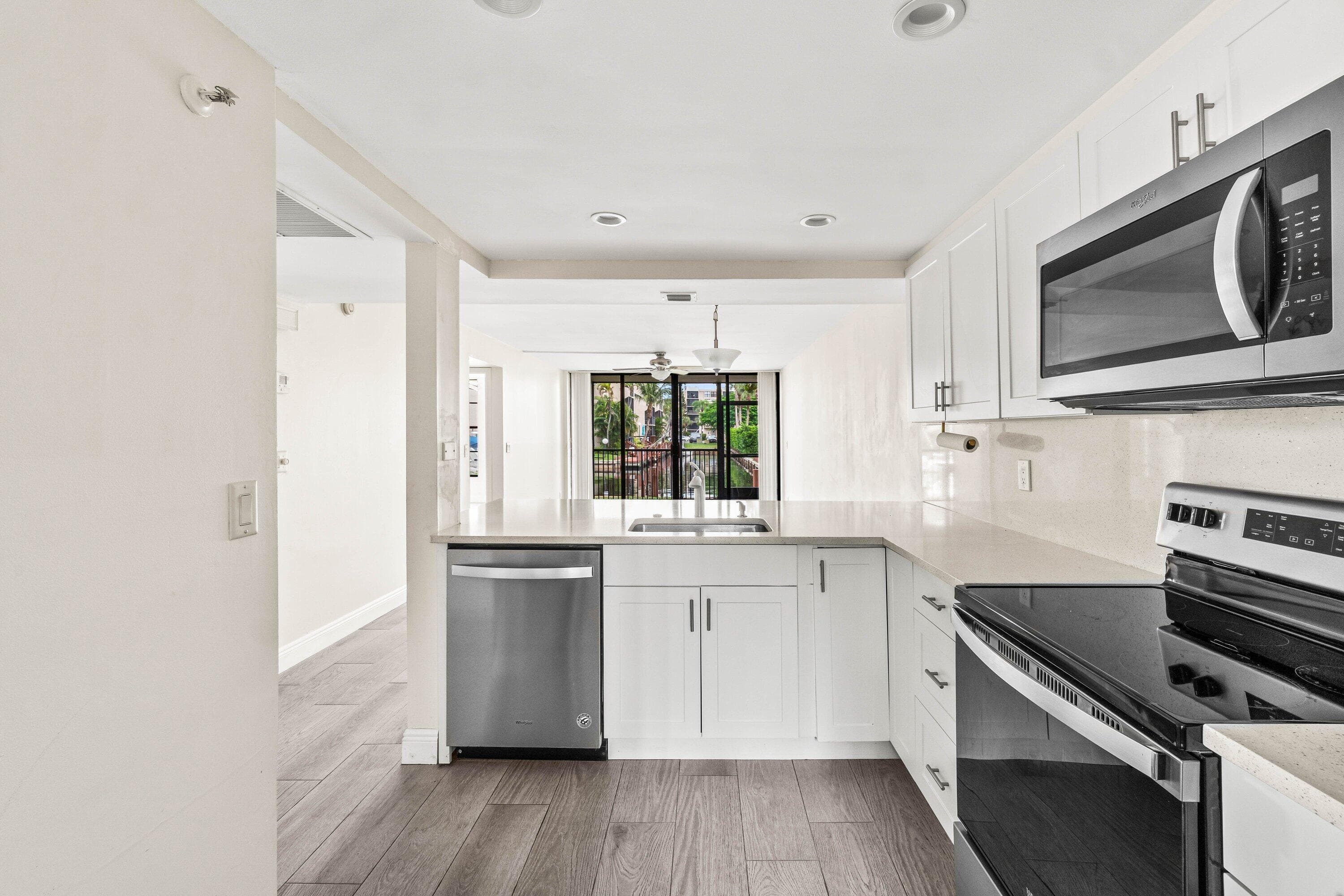 17 Royal Palm Way 103, Boca Raton, FL 33432 — photo 4 of 30