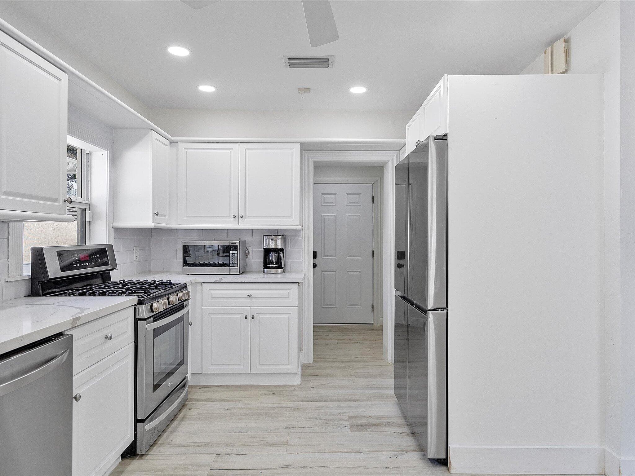411 Poinciana Drive, Fort Lauderdale, FL 33301 — photo 11 of 44