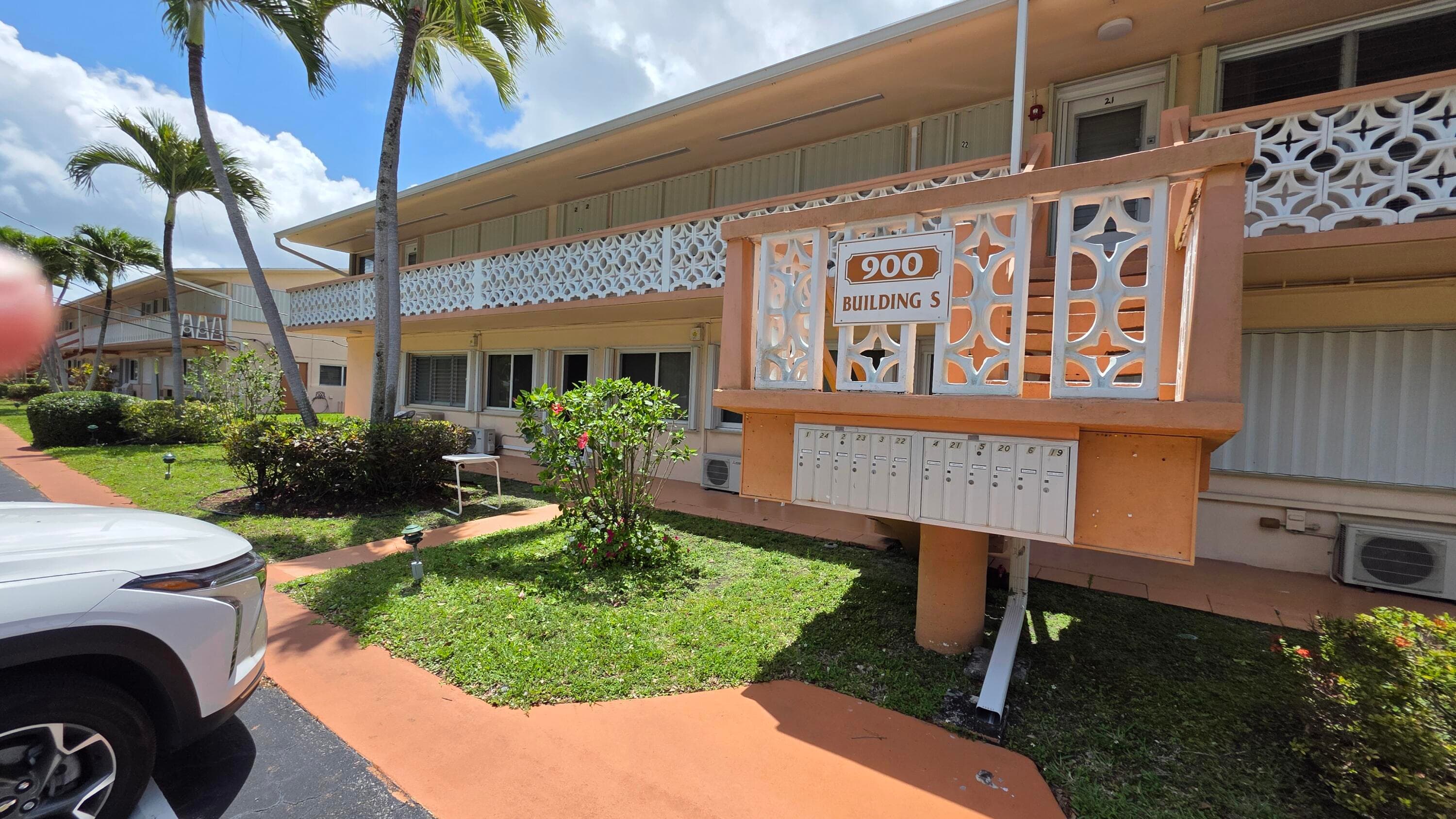 900 SW 10th Terrace 2s, Hallandale Beach, FL 33009 — photo 3 of 29