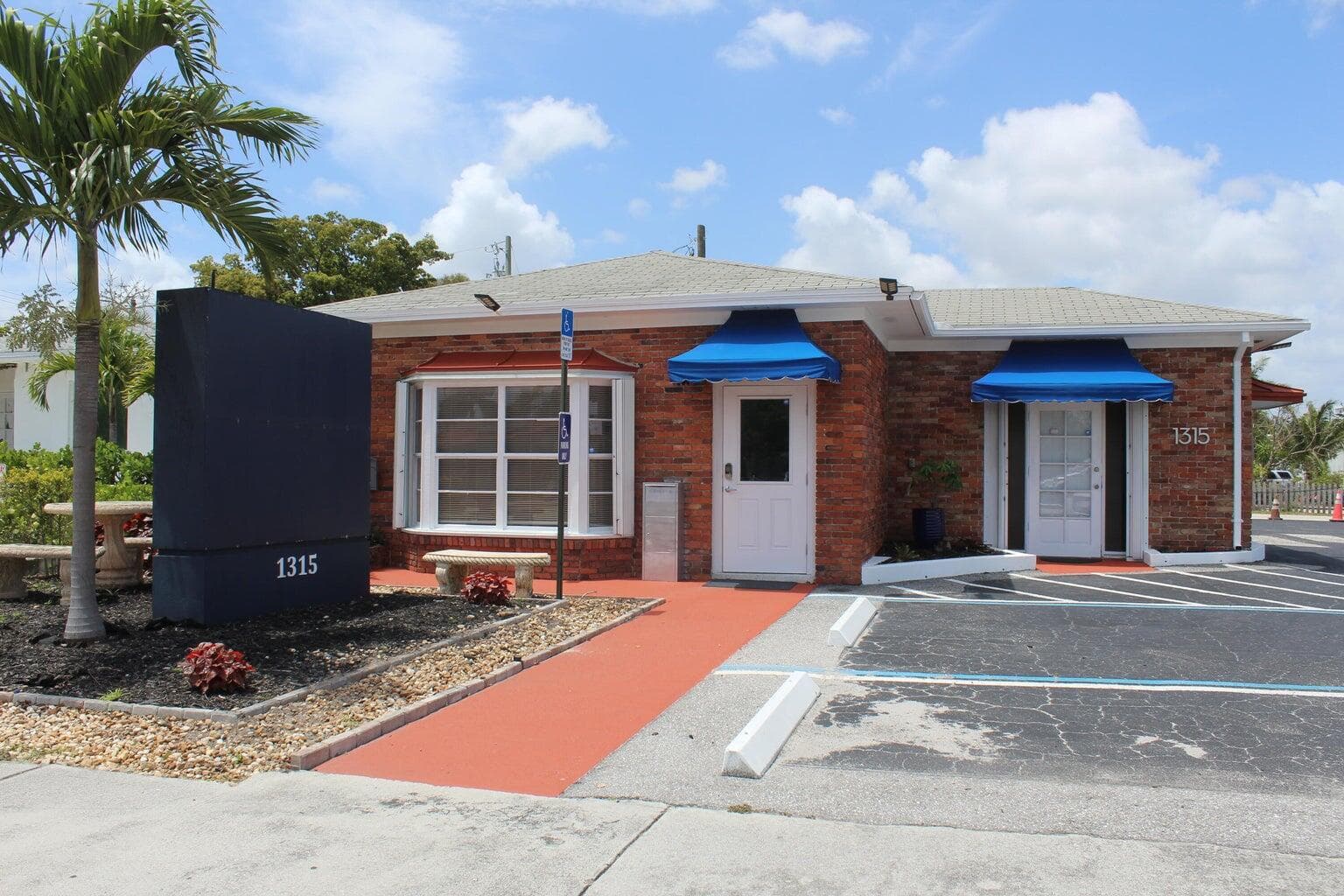 1315 N Dixie Highway 4, Lake Worth Beach, FL 33460 — photo 1 of 21