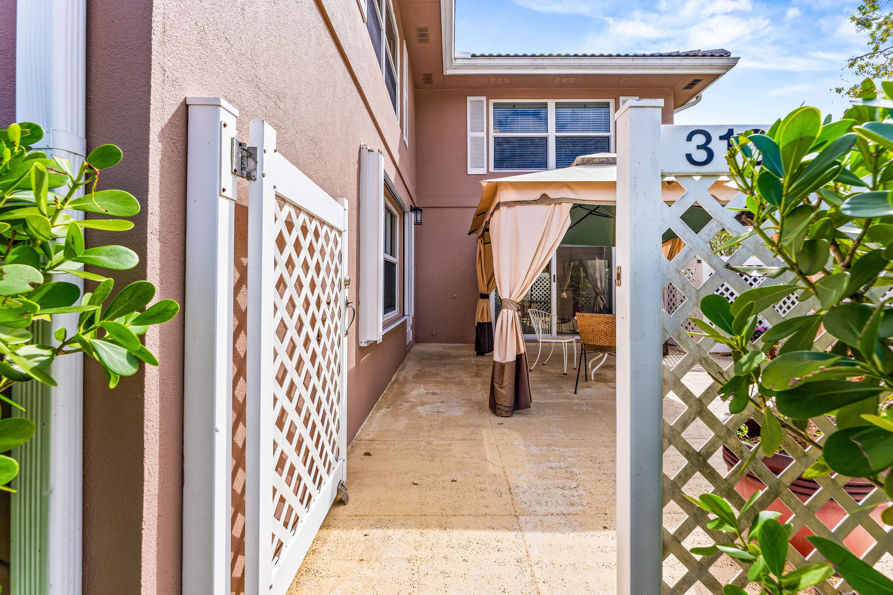 3136 Kingston Court, West Palm Beach, FL 33409 — photo 2 of 32
