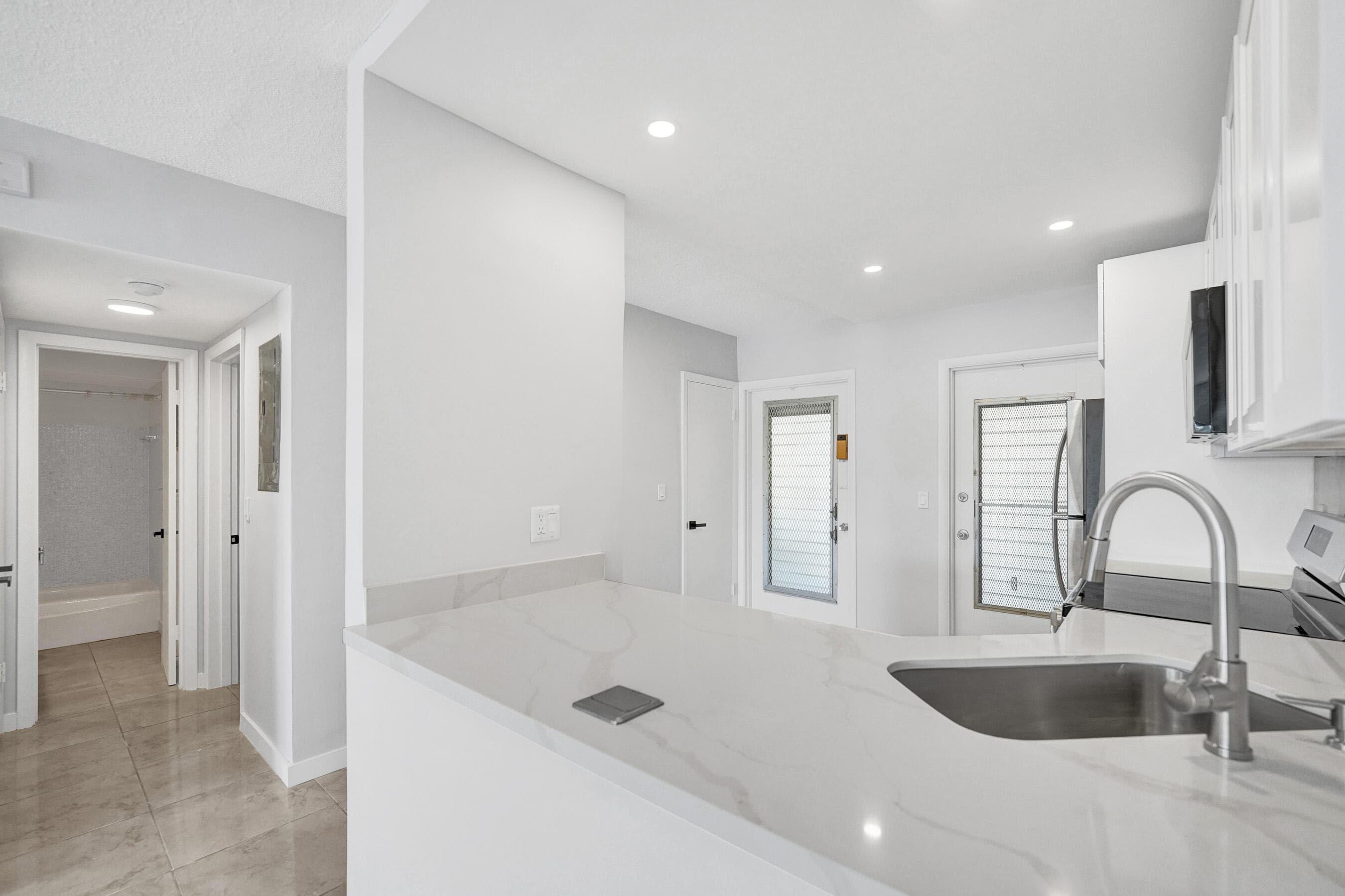 455 Paradise Isle Boulevard 305, Hallandale Beach, FL 33009 — photo 11 of 30