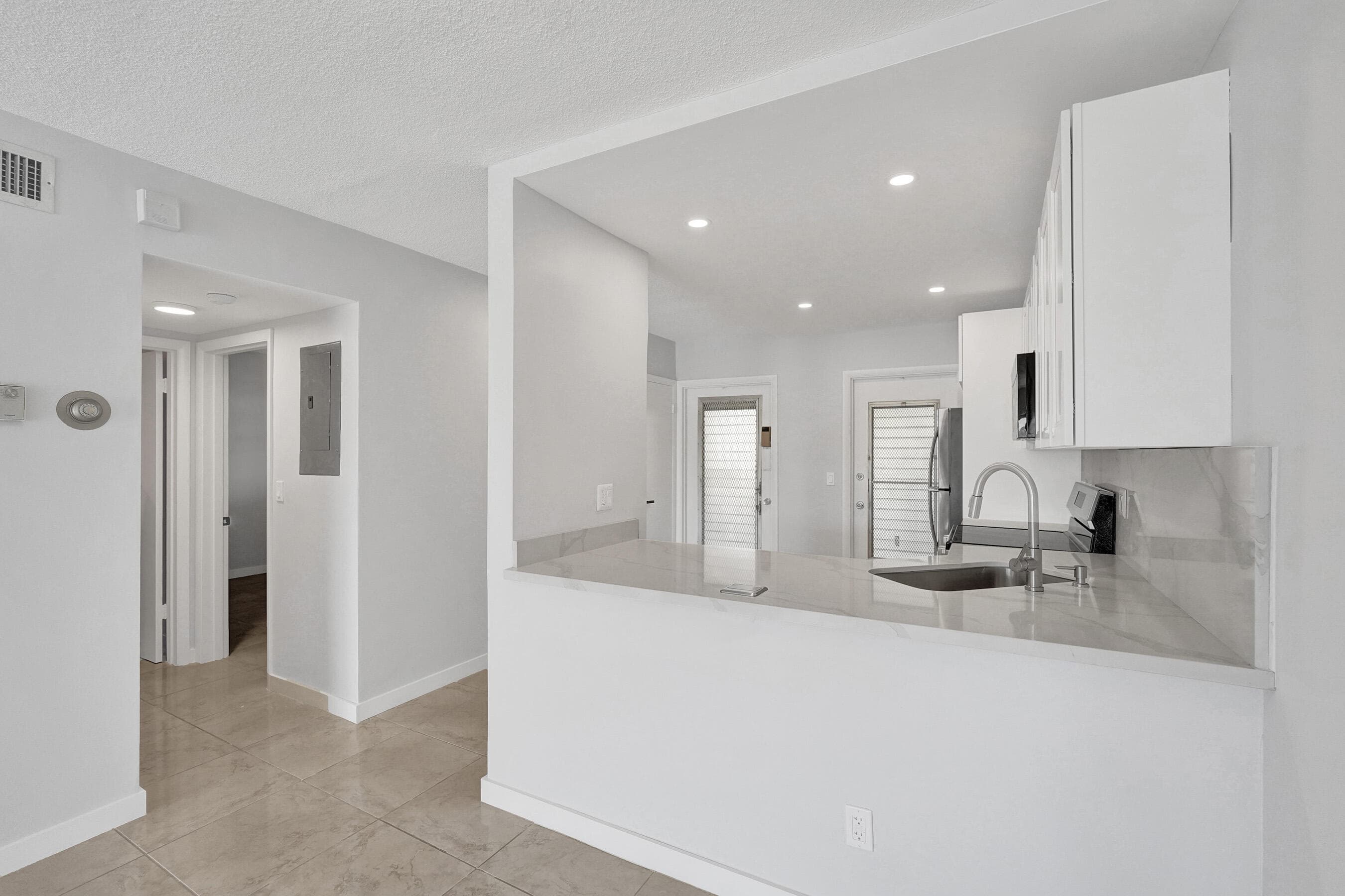 455 Paradise Isle Boulevard 305, Hallandale Beach, FL 33009 — photo 7 of 30