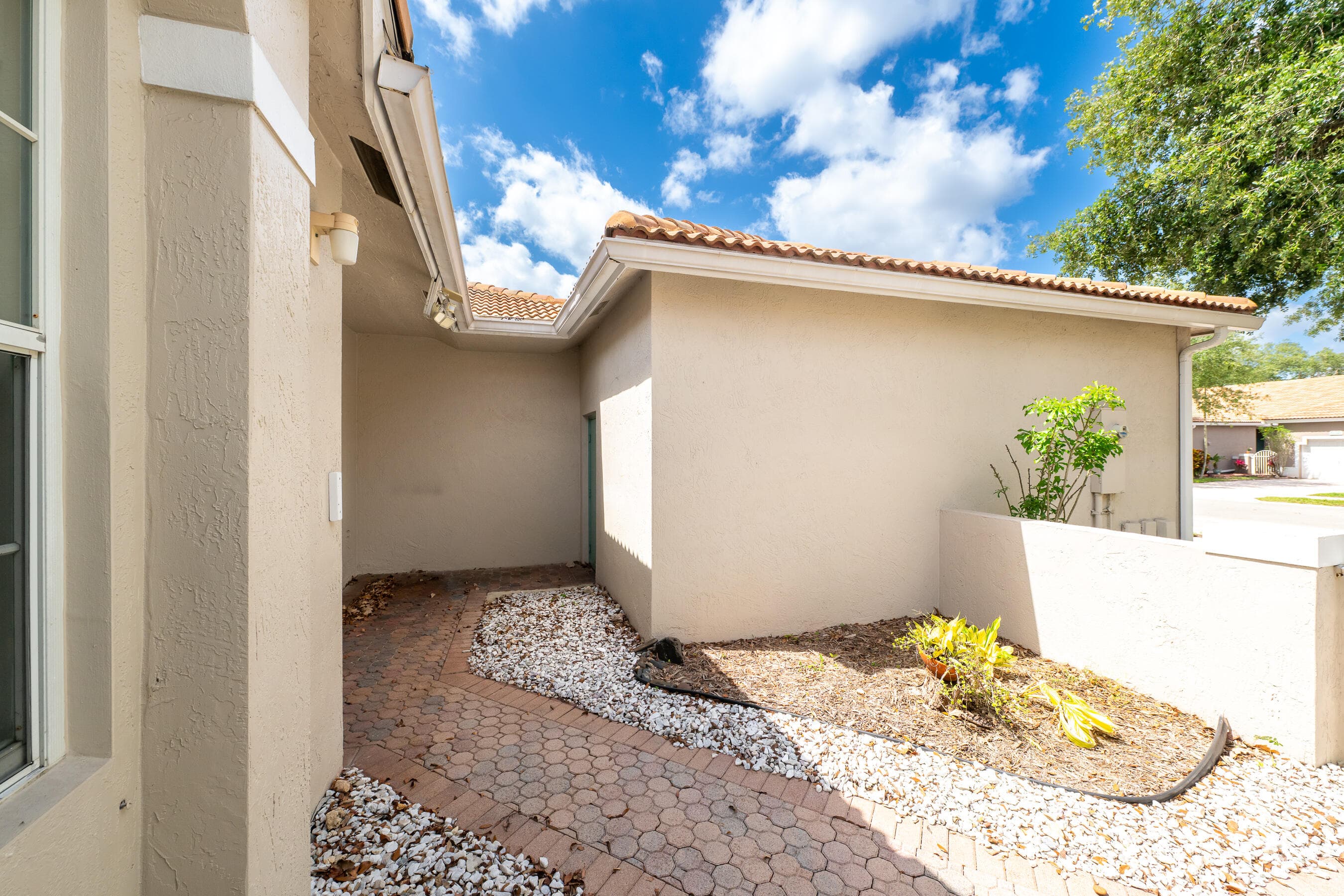 2590 E Aragon Boulevard 2, Sunrise, FL 33313 — photo 8 of 25