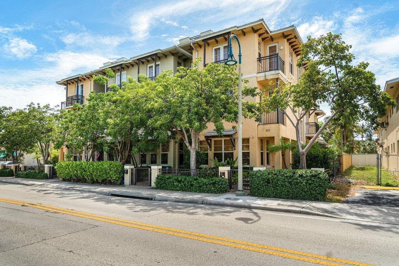 811 S Federal Highway 1, Lake Worth Beach, FL 33460 — photo 1 of 33