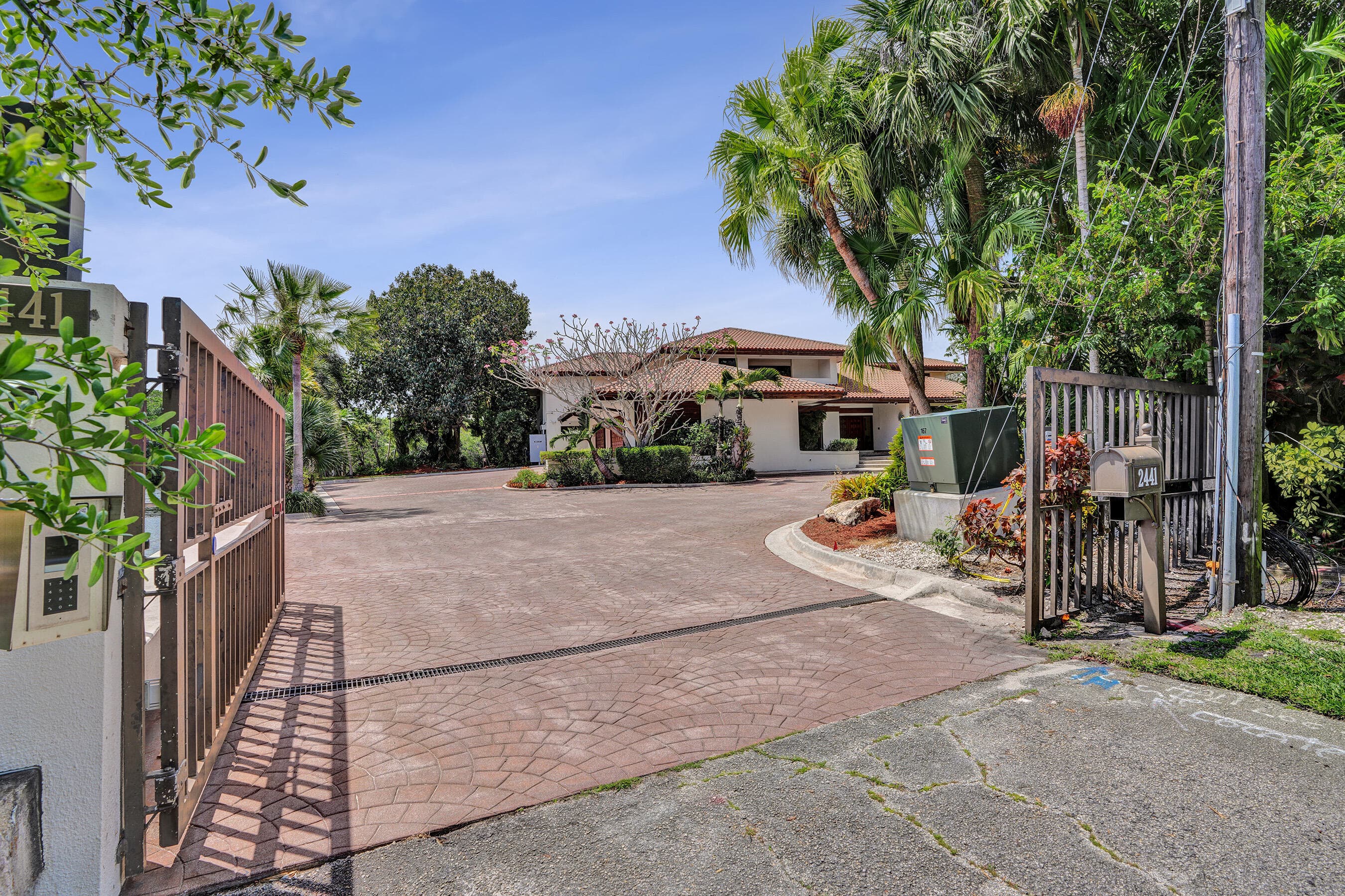 2441 SW 28th Avenue, Fort Lauderdale, FL 33312 — photo 5 of 100