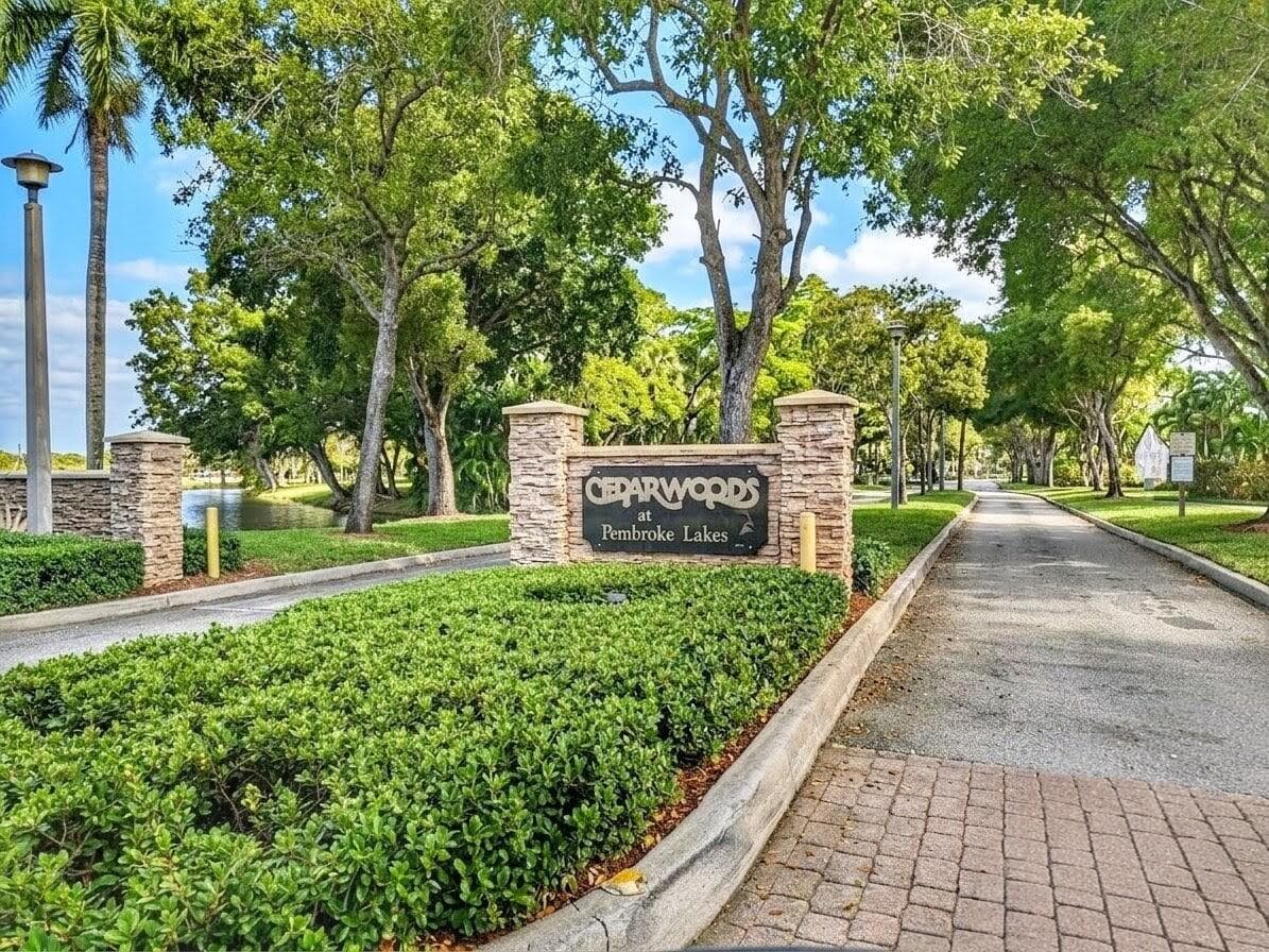 10180 E Cypress Court 10180, Pembroke Pines, FL 33026 — photo 23 of 25