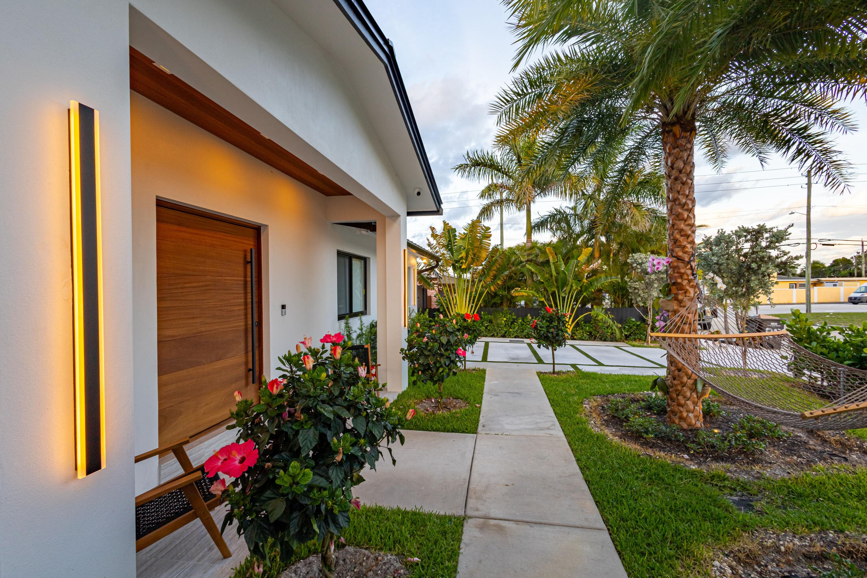 807 Hollywood Place, West Palm Beach, FL 33405 — photo 3 of 60