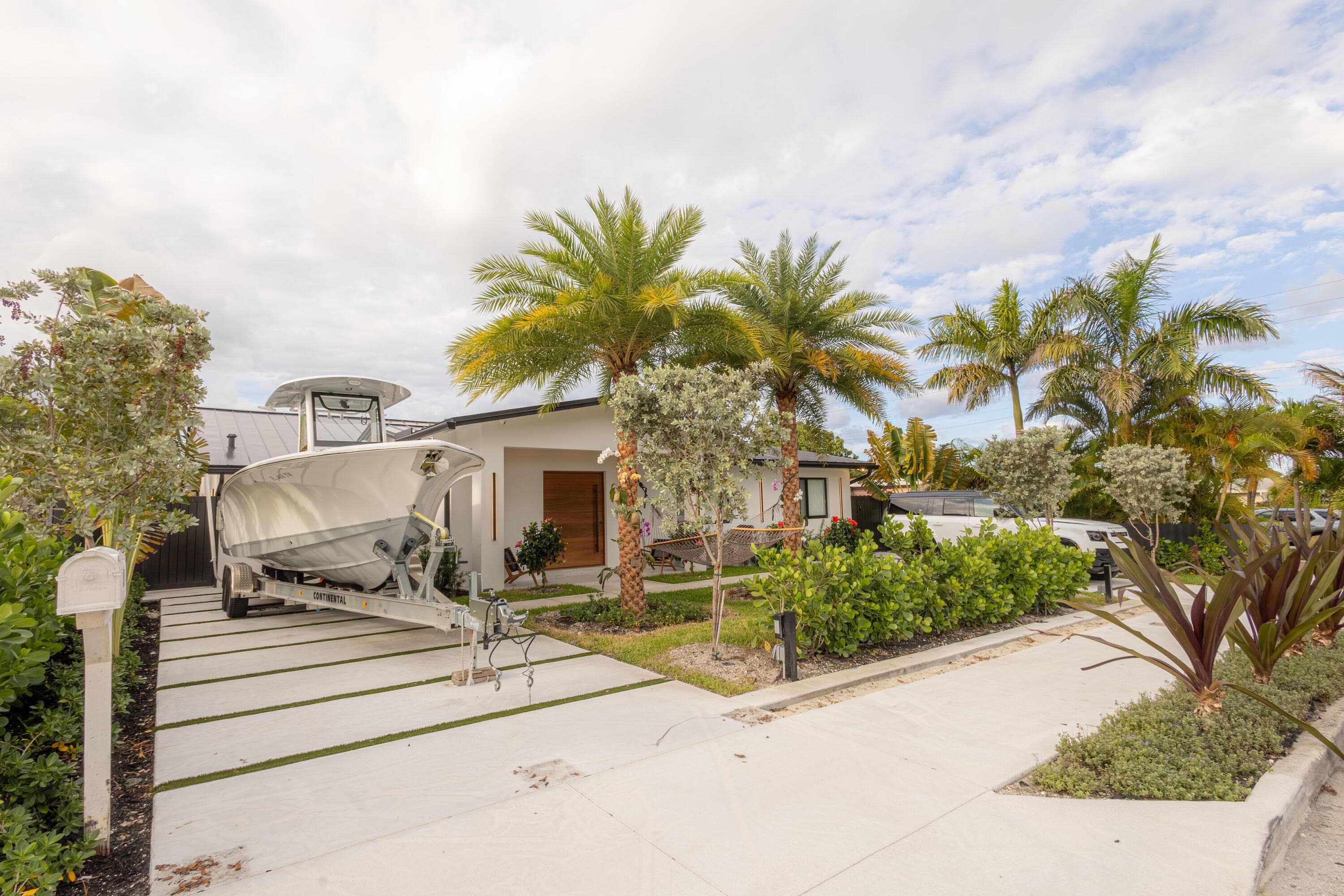 807 Hollywood Place, West Palm Beach, FL 33405 — photo 9 of 60