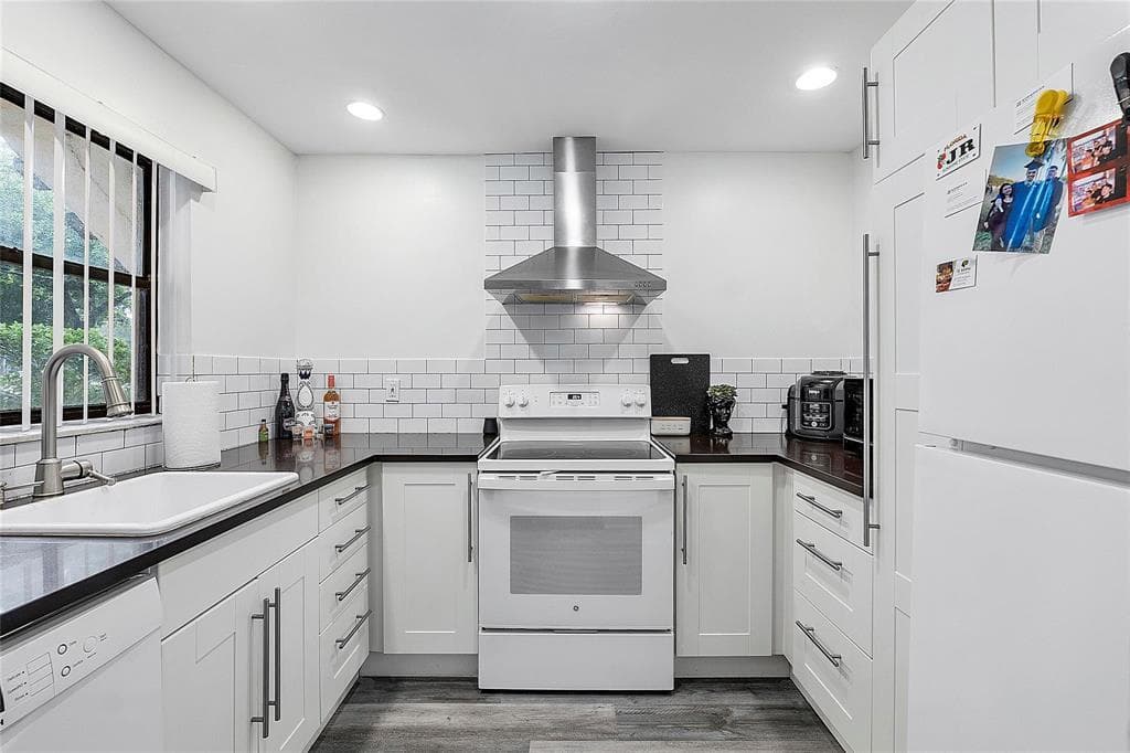 301 N Pine Island Road 107, Plantation, FL 33324 — photo 18 of 28