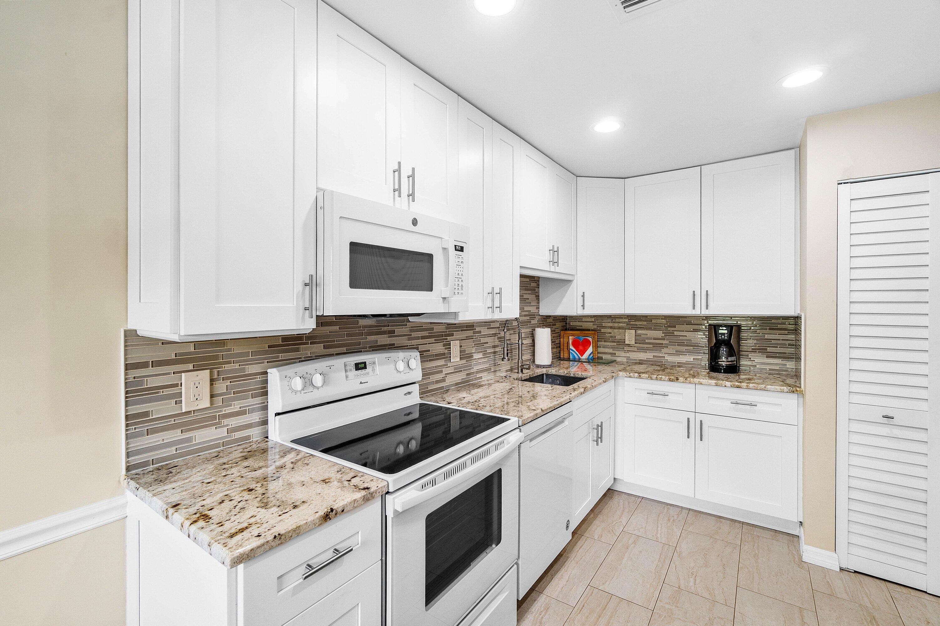 24 Stratford Drive E Unit E, Boynton Beach, FL 33436 — photo 7 of 50