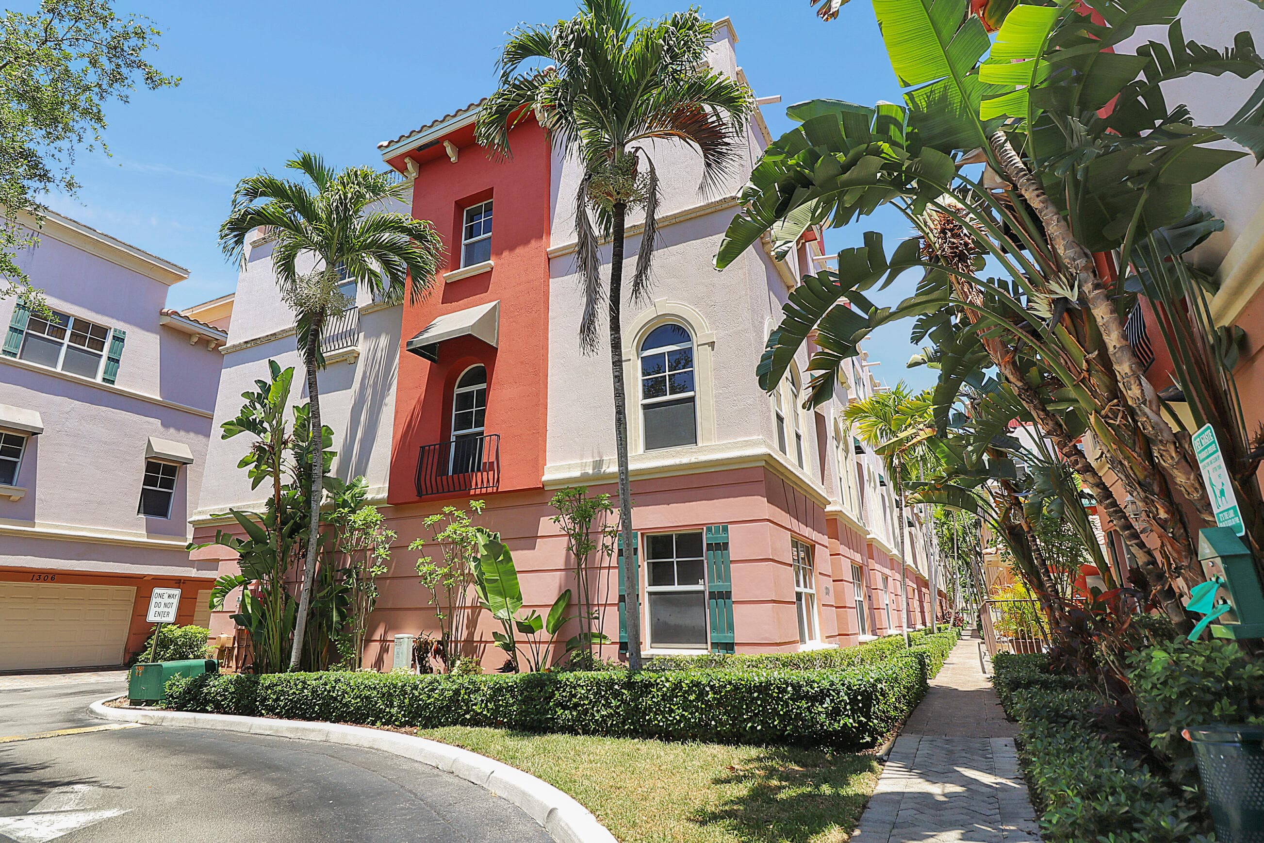 1033 NE 17th Way 1204, Fort Lauderdale, FL 33304 — photo 2 of 49