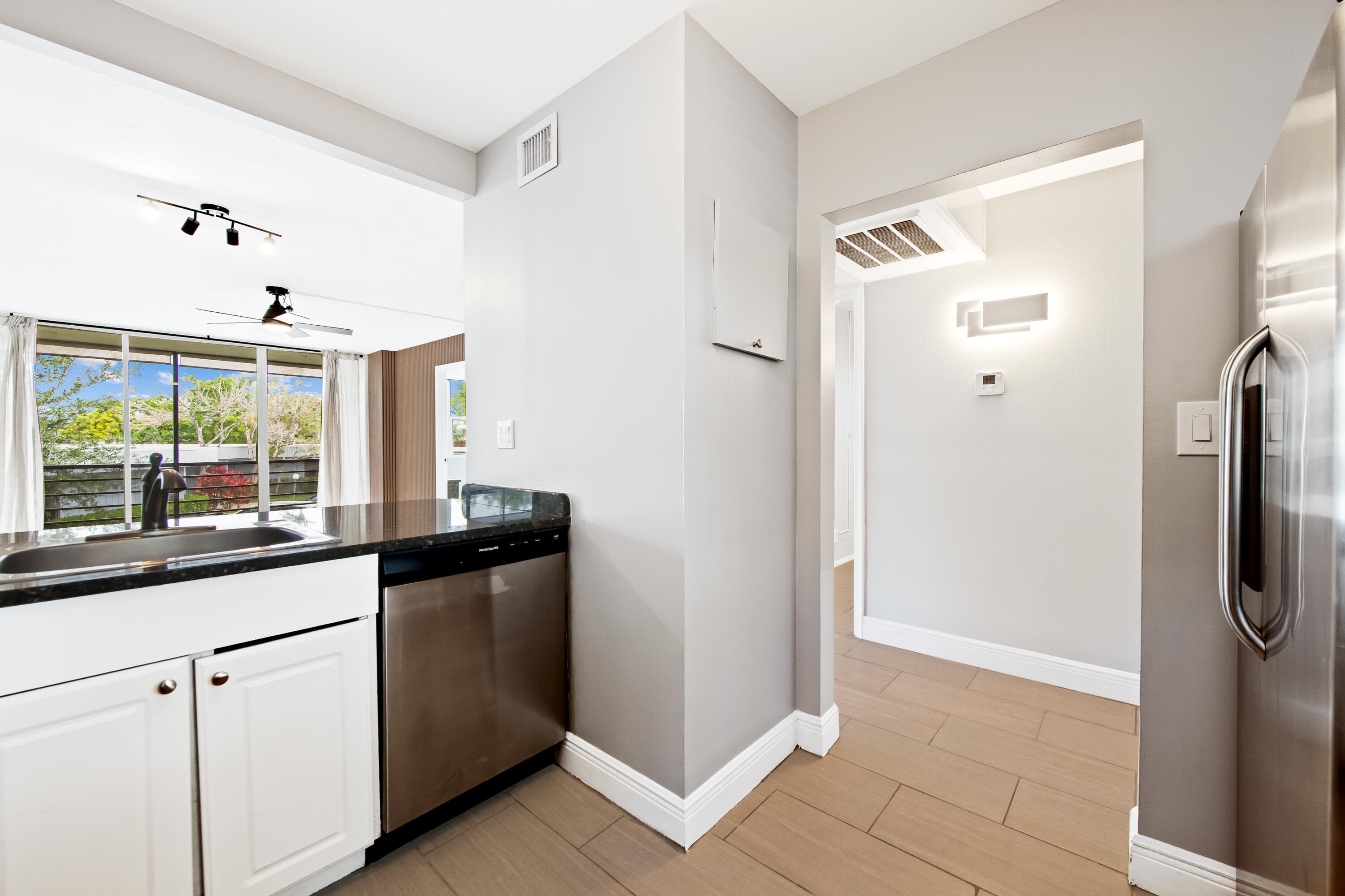 113 Royal Park Drive 2h, Oakland Park, FL 33309 — photo 3 of 40