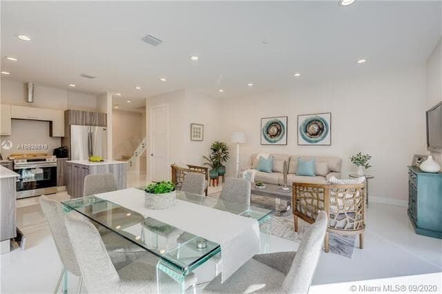682 NE 43rd Street, Oakland Park, FL 33334 — photo 4 of 26