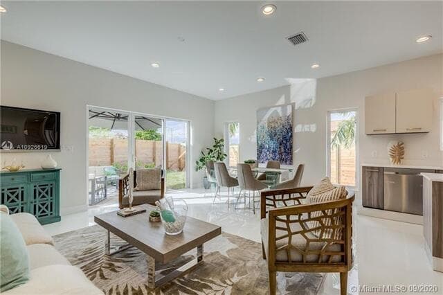 682 NE 43rd Street, Oakland Park, FL 33334 — photo 5 of 26