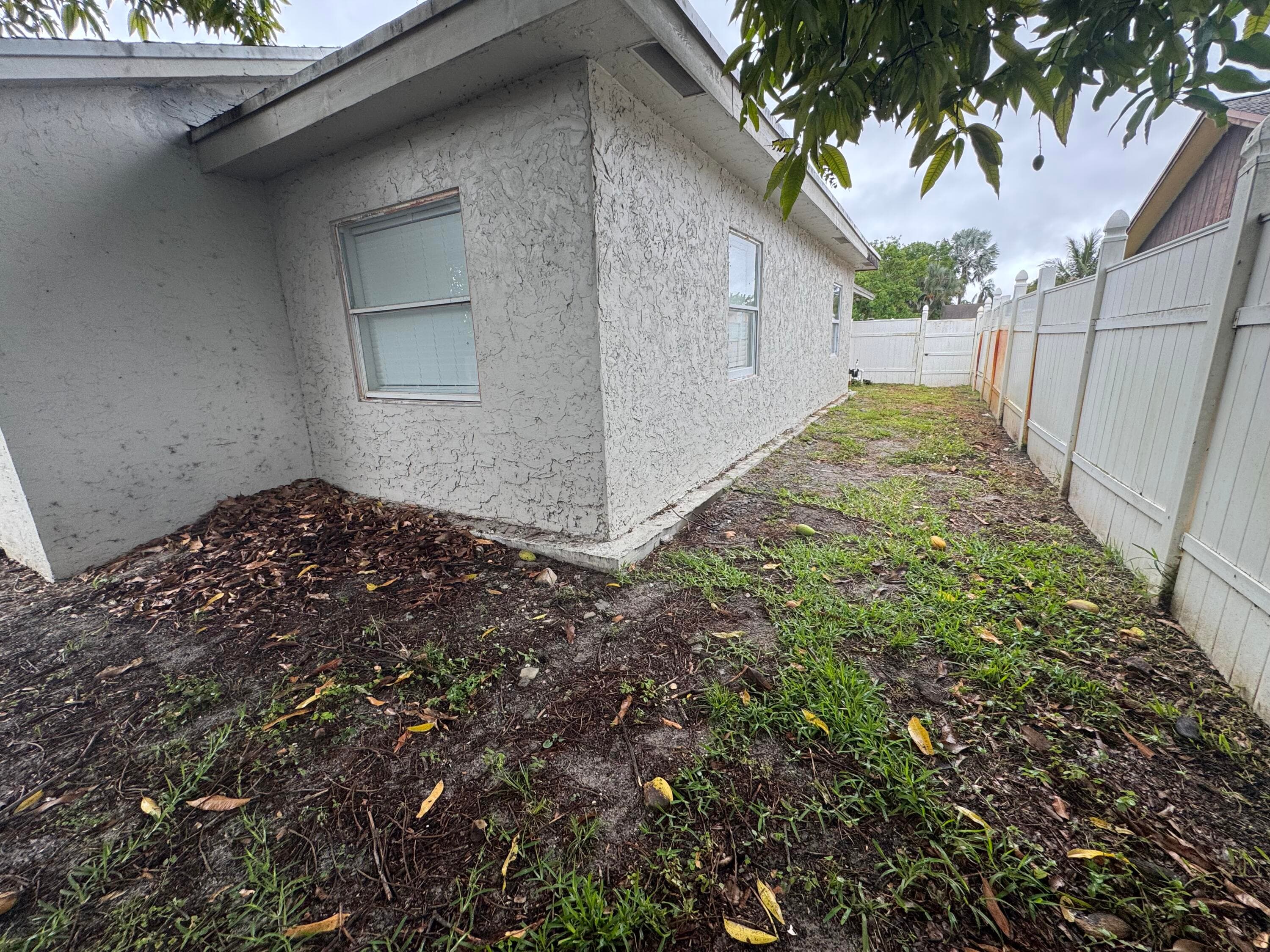 589 Cashiers Drive, West Palm Beach, FL 33413 — photo 8 of 33
