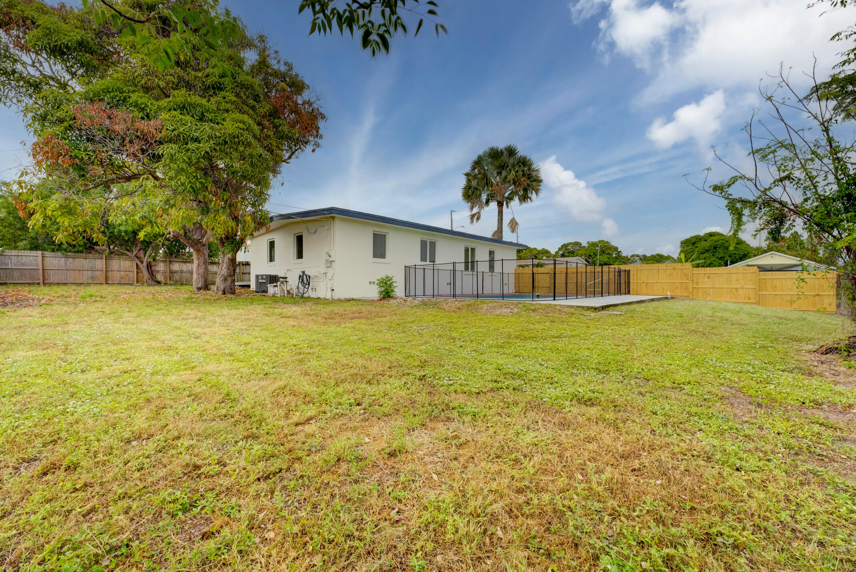 840 Bradley Street, West Palm Beach, FL 33405 — photo 4 of 35