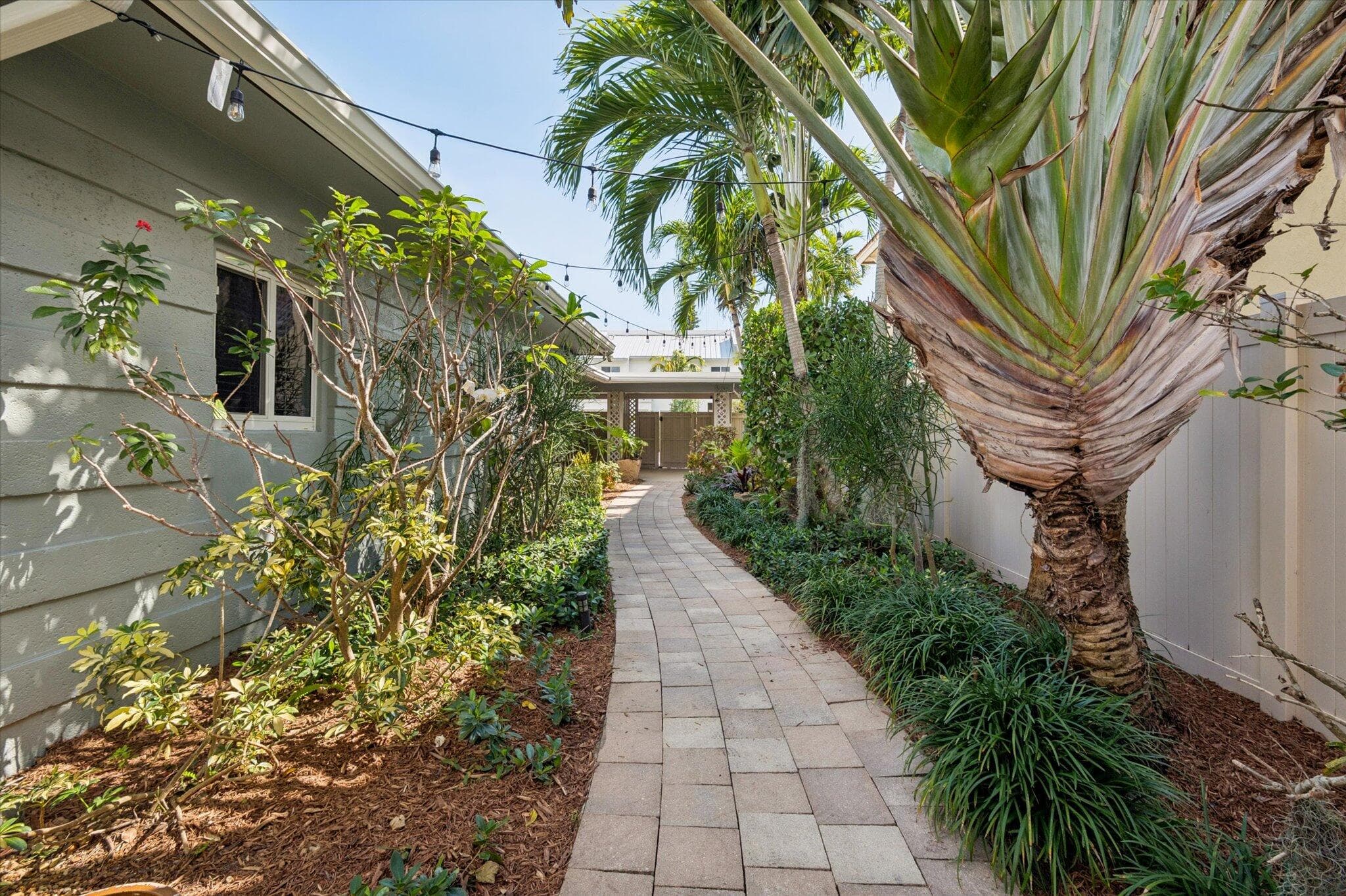 1123 NE 14th Avenue 3, Fort Lauderdale, FL 33304 — photo 1 of 17