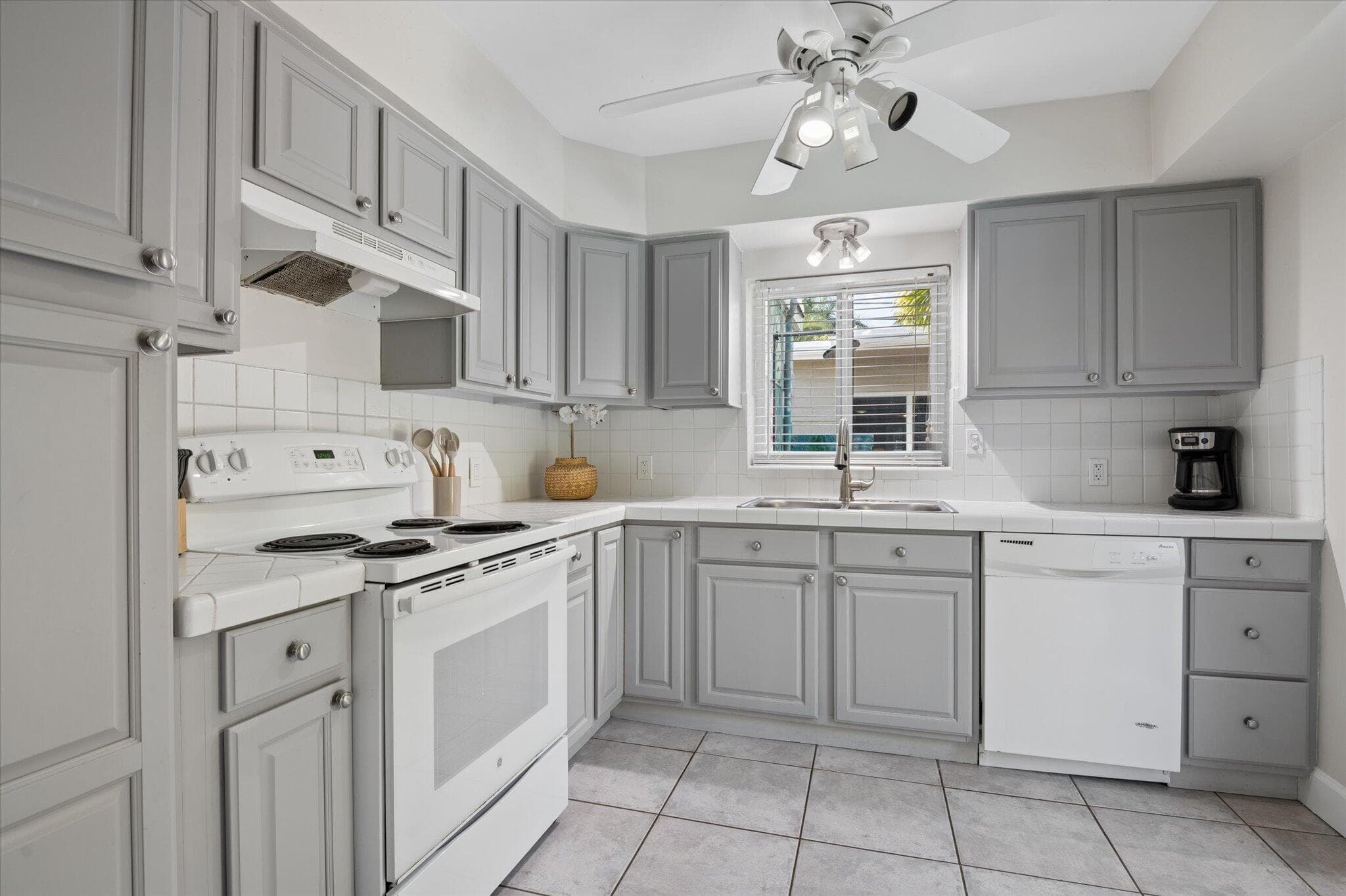1123 NE 14th Avenue 3, Fort Lauderdale, FL 33304 — photo 12 of 17