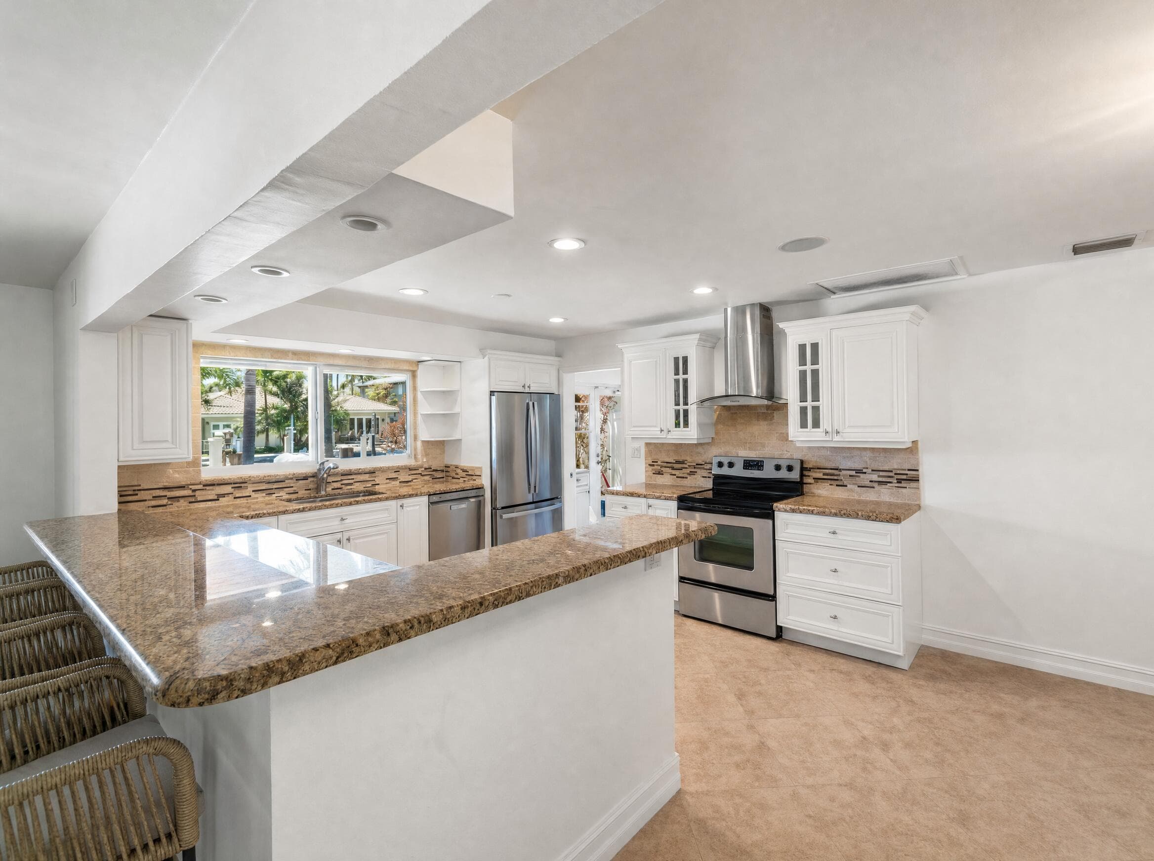 330 SE 10th Street, Pompano Beach, FL 33060 — photo 3 of 18