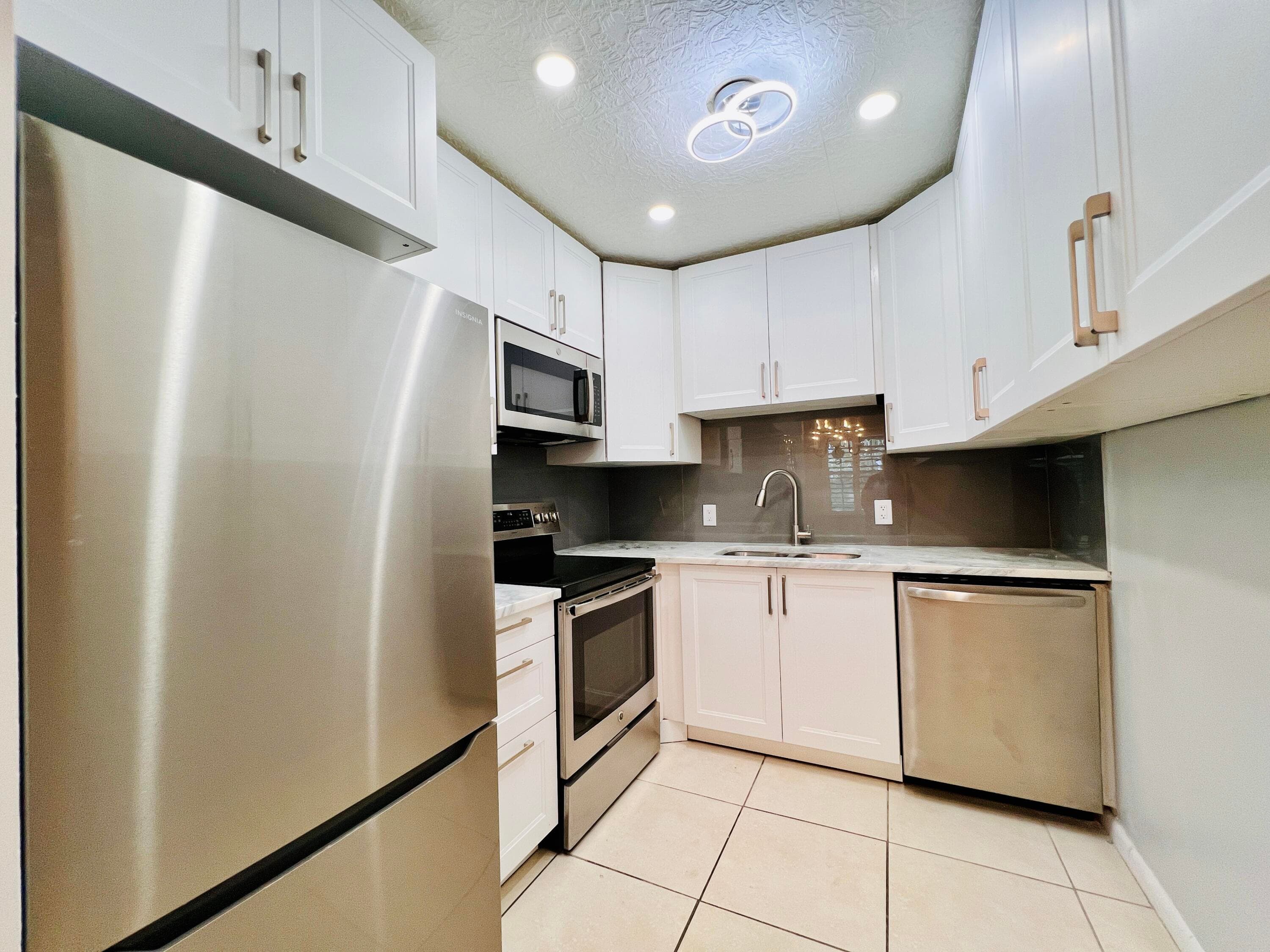 74 Berkshire C, West Palm Beach, FL 33417 — photo 2 of 18
