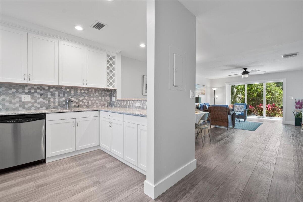 178 Lake Susan Lane, West Palm Beach, FL 33411 — photo 4 of 34