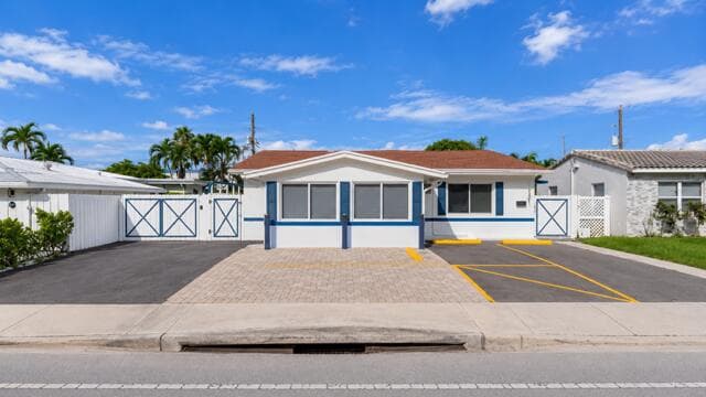 1539-1541 NE 15th Avenue, Fort Lauderdale, FL 33304 — photo 2 of 63