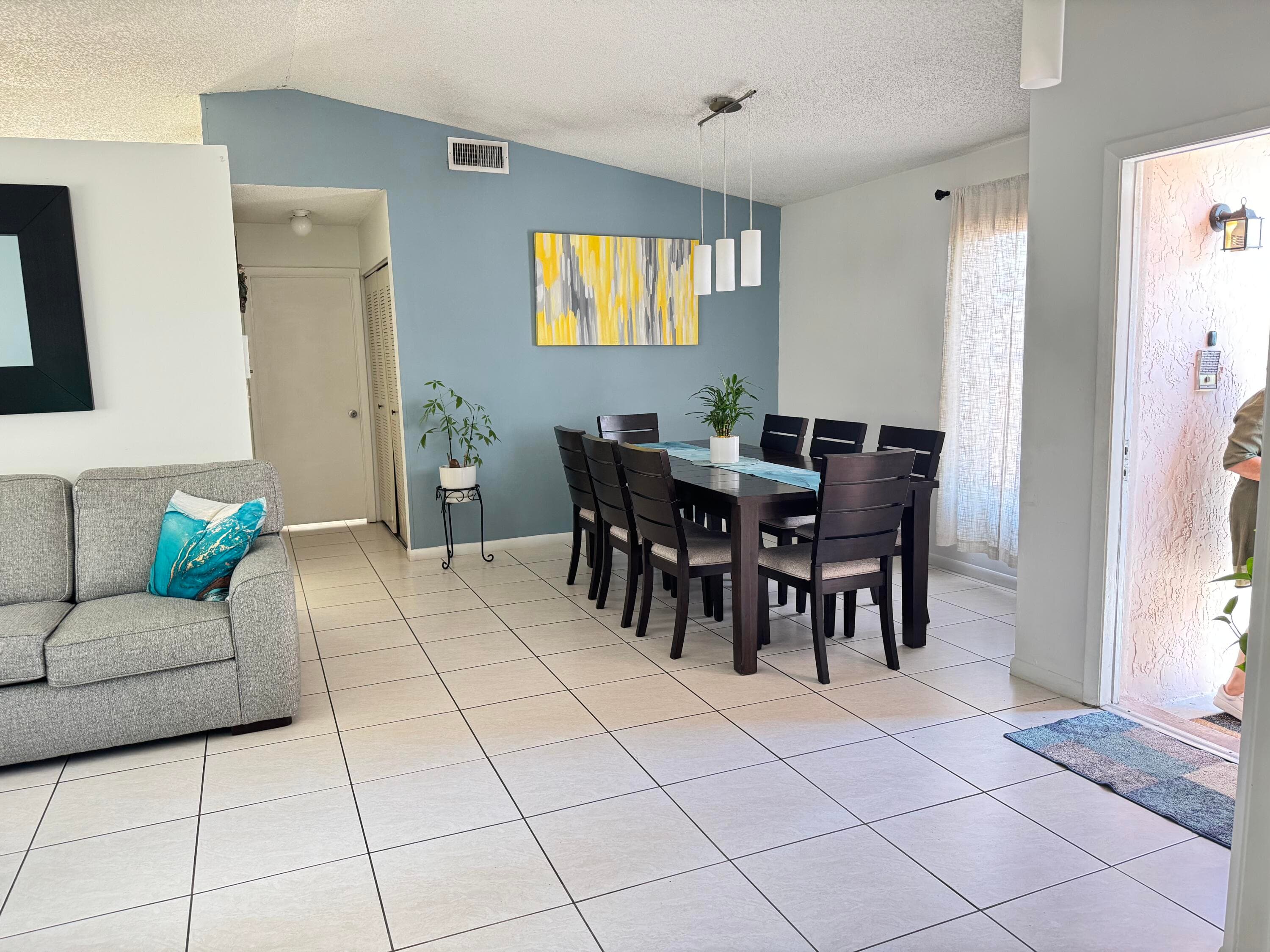 8600 NW 193rd Terrace, Hialeah, FL 33015 — photo 4 of 31