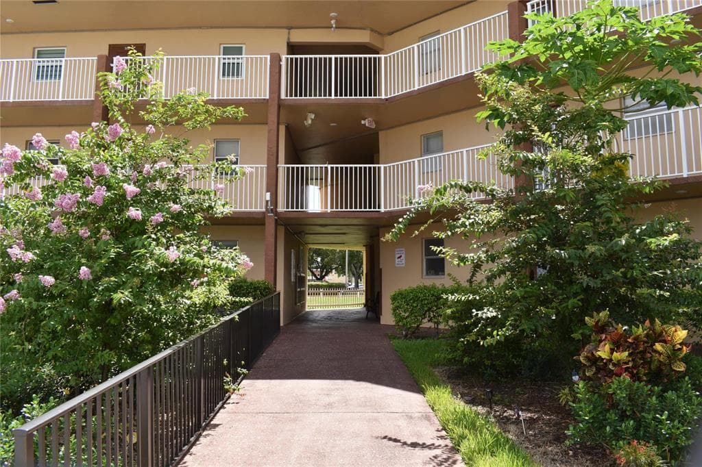 9001 Sunrise Lakes Boulevard 201, Sunrise, FL 33322 — photo 6 of 12