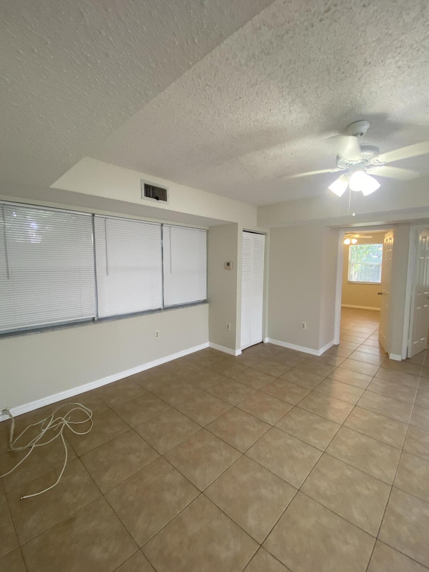Apartment in Oakland Park — photo 34 of 35
