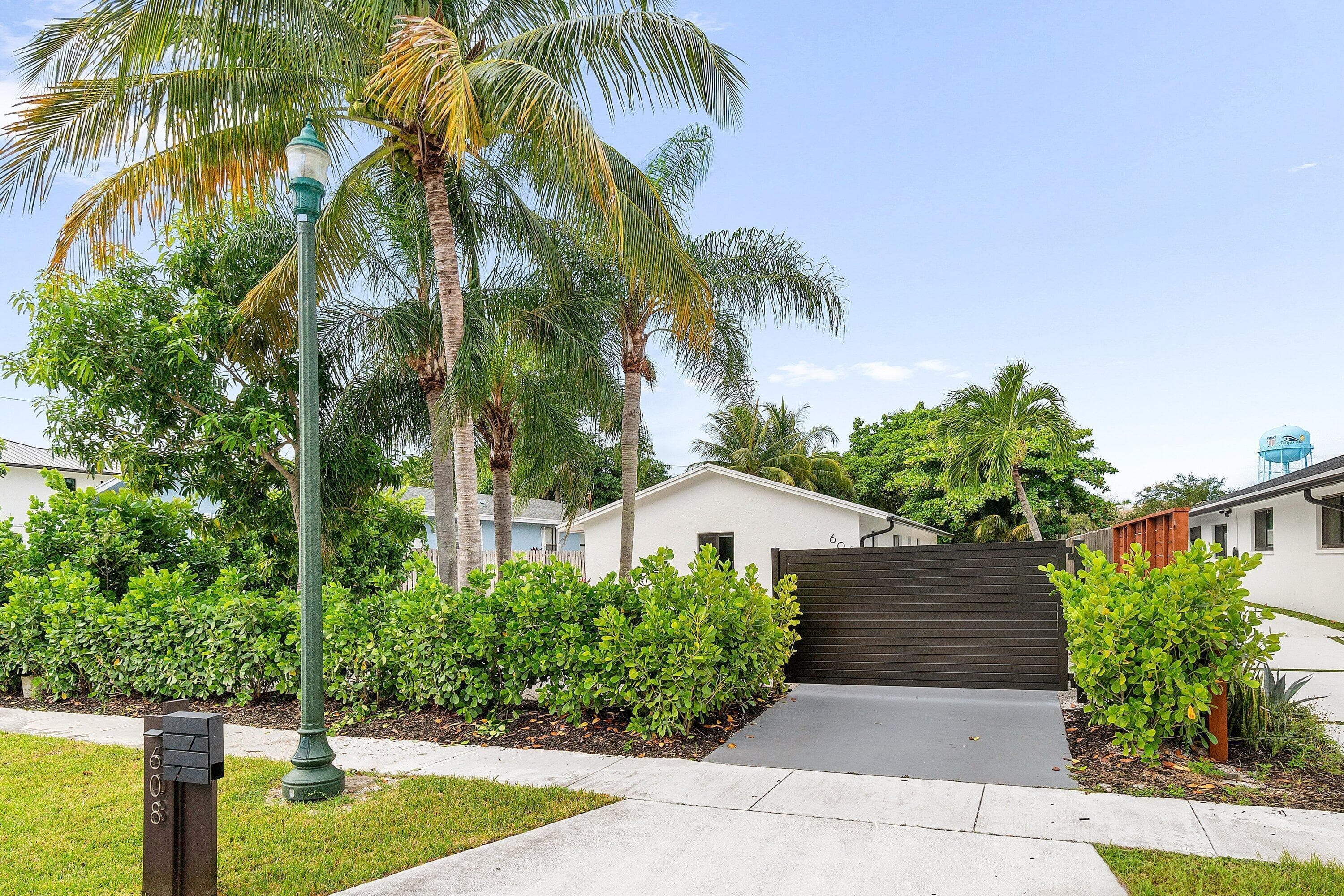 608 SE 2nd Avenue, Delray Beach, FL 33483 — photo 2 of 56
