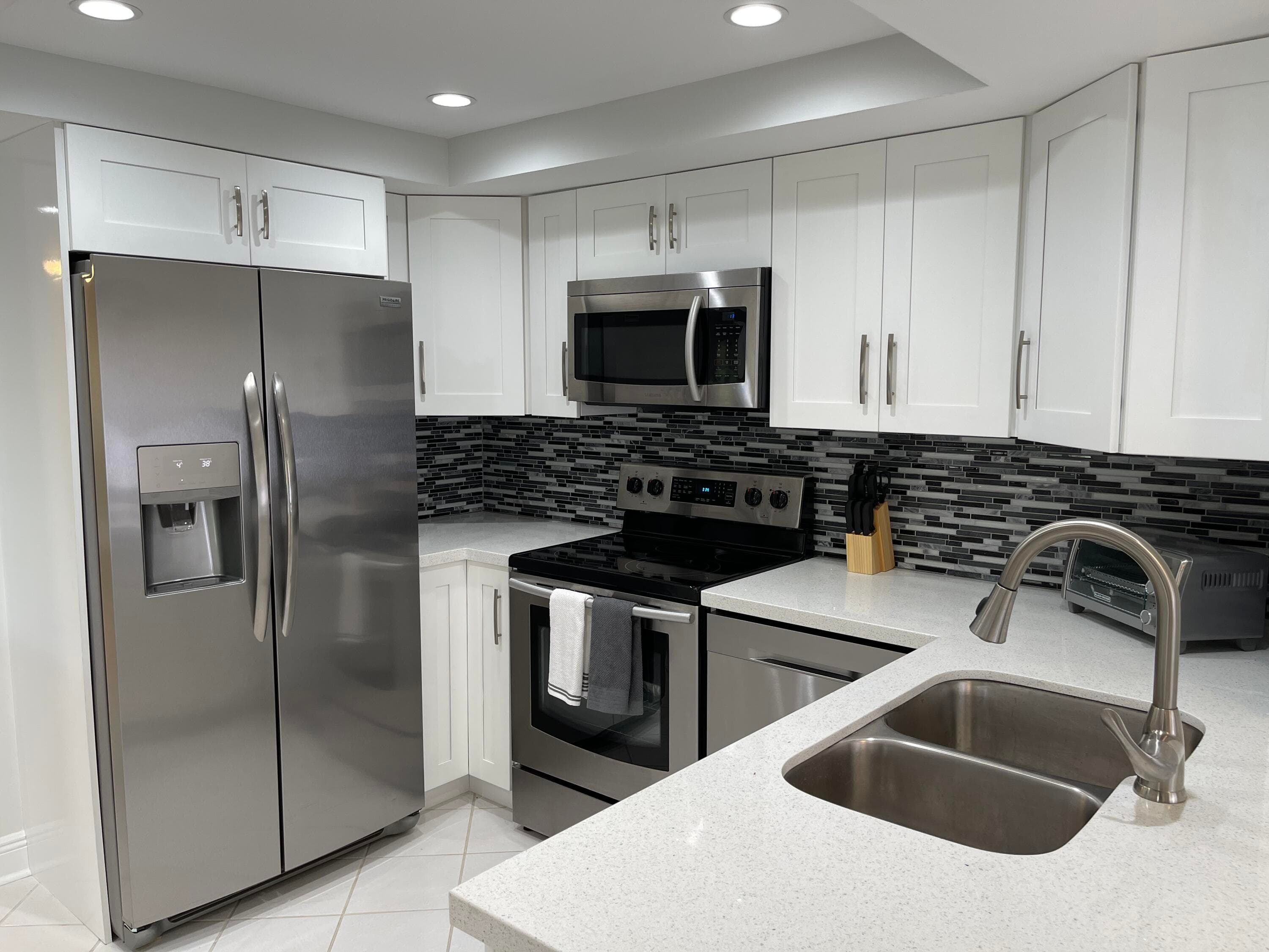 1660 Twelve Oaks Way 203, North Palm Beach, FL 33408 — photo 2 of 24